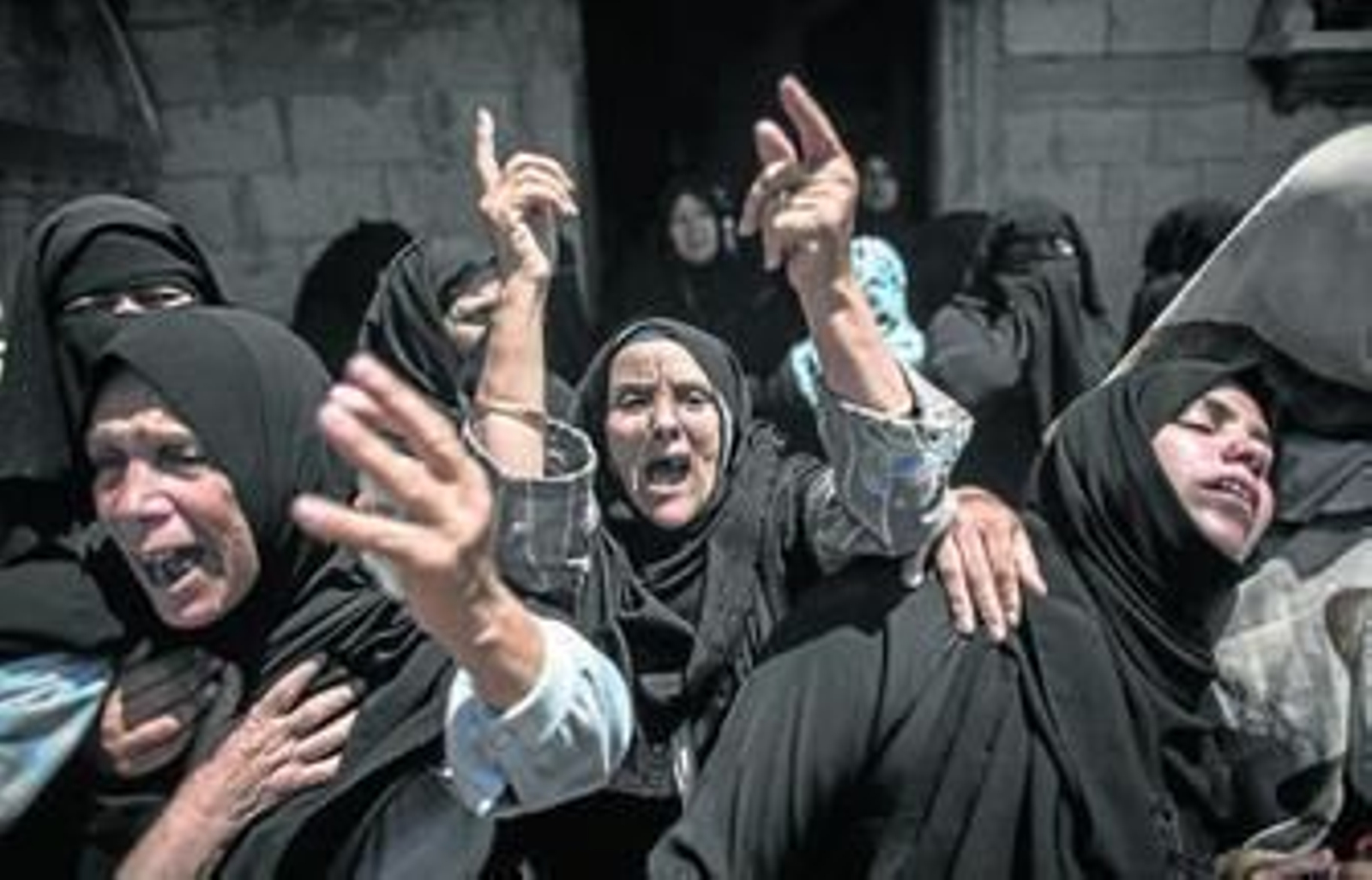 Un grupo de mujeres llora durante el funeral de la familia Abu Muamar en Jan Yunes.