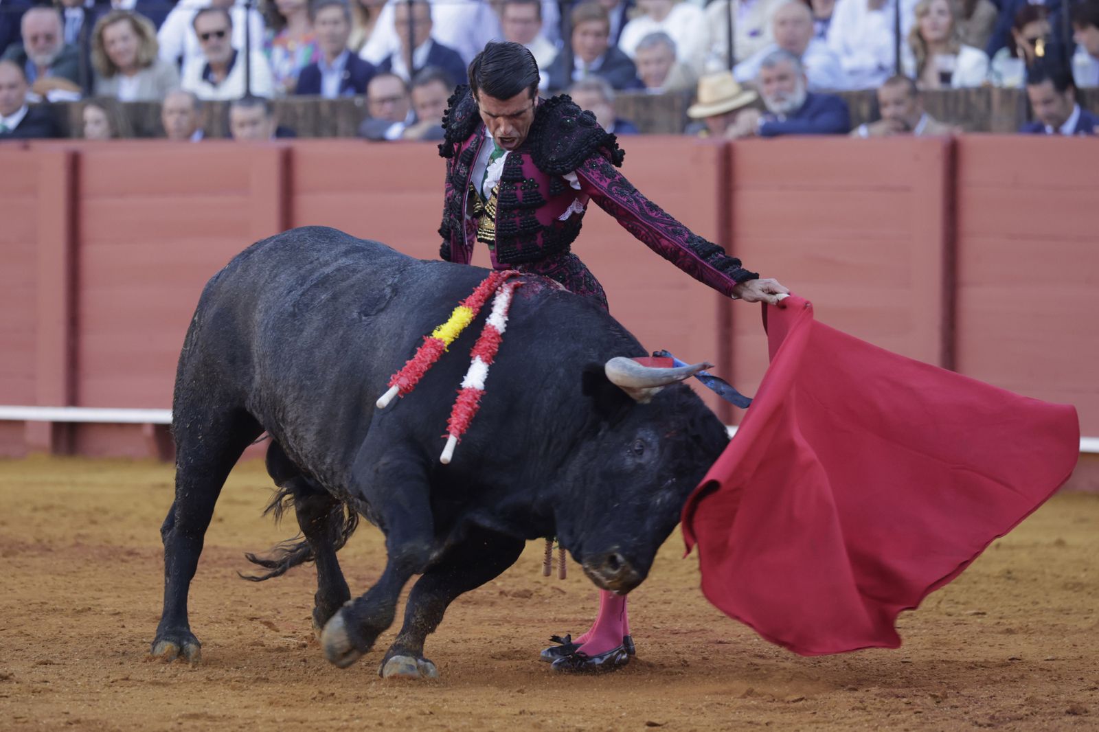 Las imágenes de la corrida de los Victorinos en la Maestranza de Sevilla
