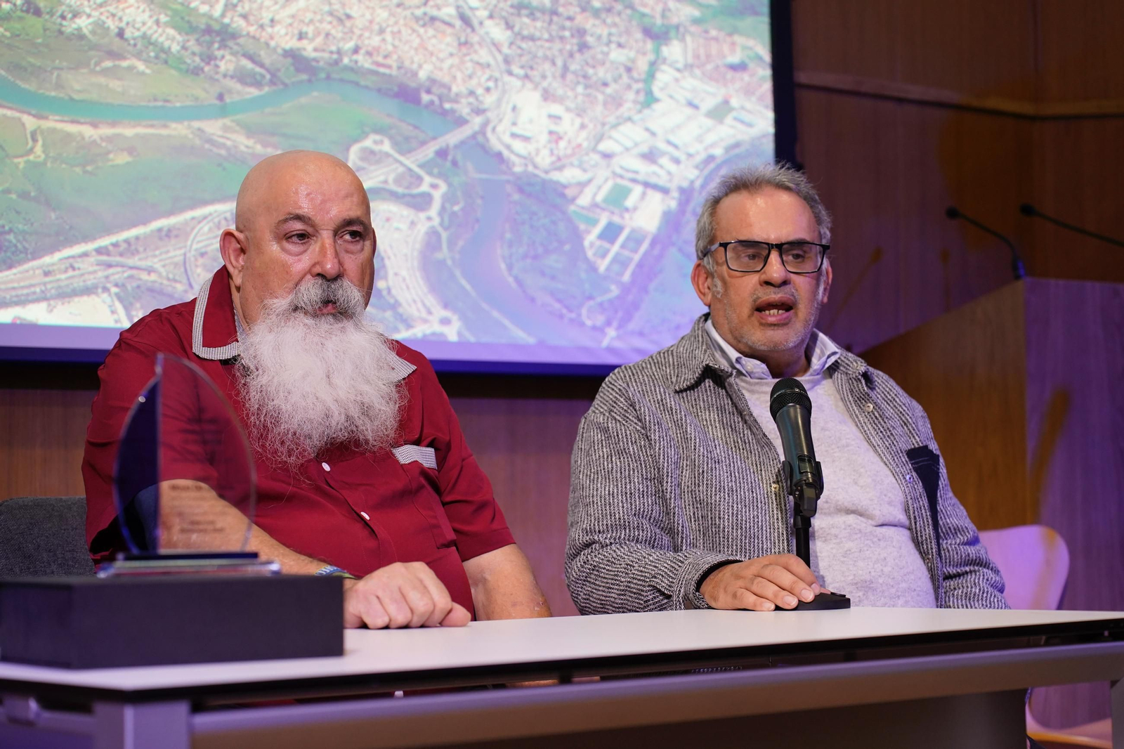 Fotos de la entrega del premio Ateneo José Román de Algeciras 2025 a Juan Moya