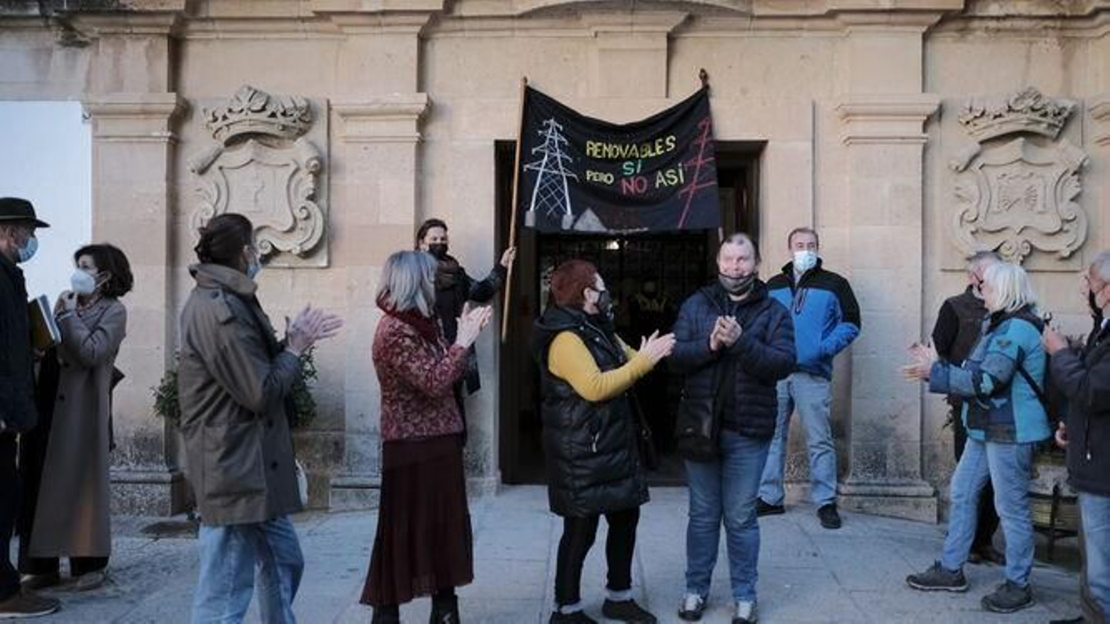Protesta de afectados a las puertas del Ayuntamiento de Ronda.