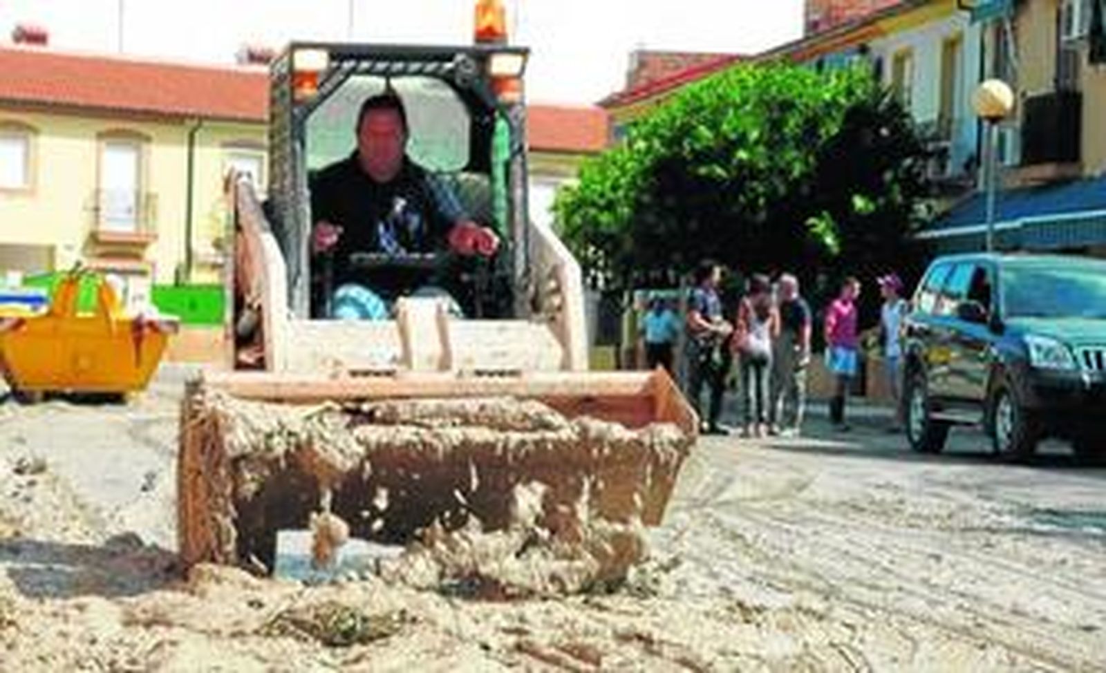 Personal del Ayuntamiento quitando barro de las calles de la localidad.
