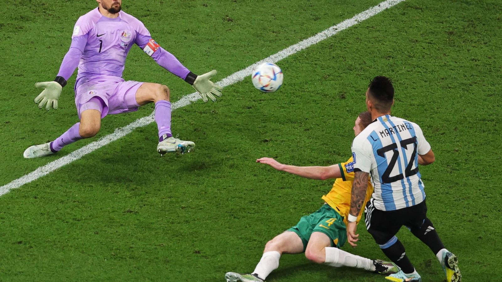 Lautaro Martínez dispara sobre la portería de Ryan.