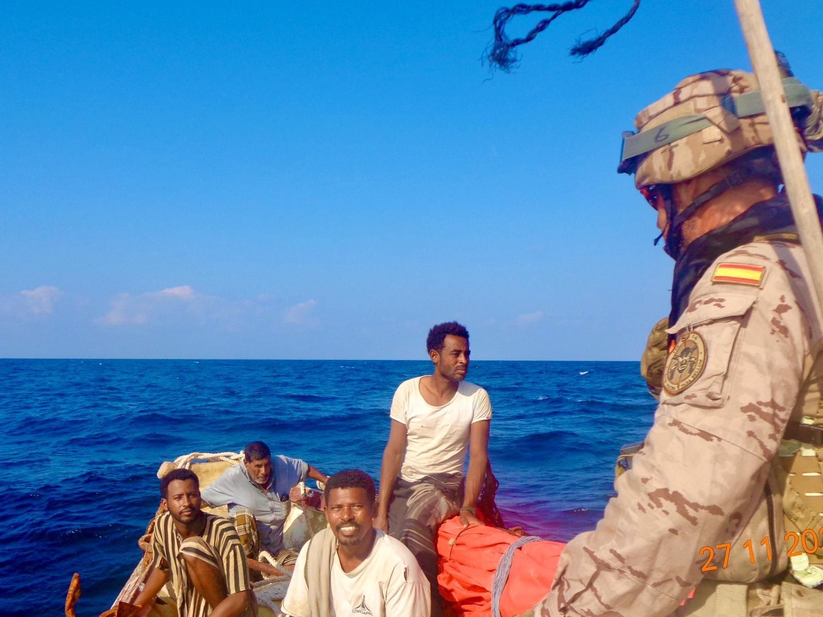 Auxilio del pesquero a la deriva de la fragata 'Victoria' en su despliegue de la operación Atalanta.