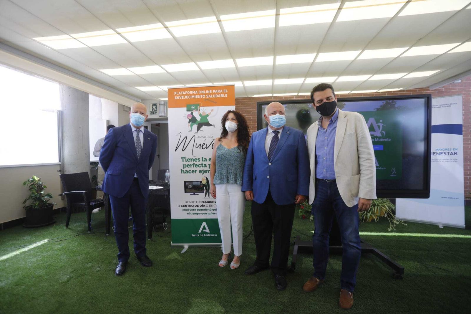 Los tres consejeros y el alcalde durante la presentación de la plataforma.