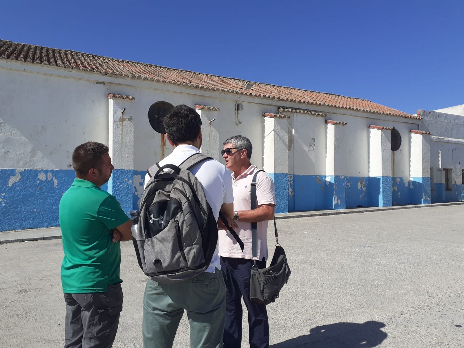 La visita del arquitecto del Obispado y del reponsable de la empresa a la iglesia del Carmen.