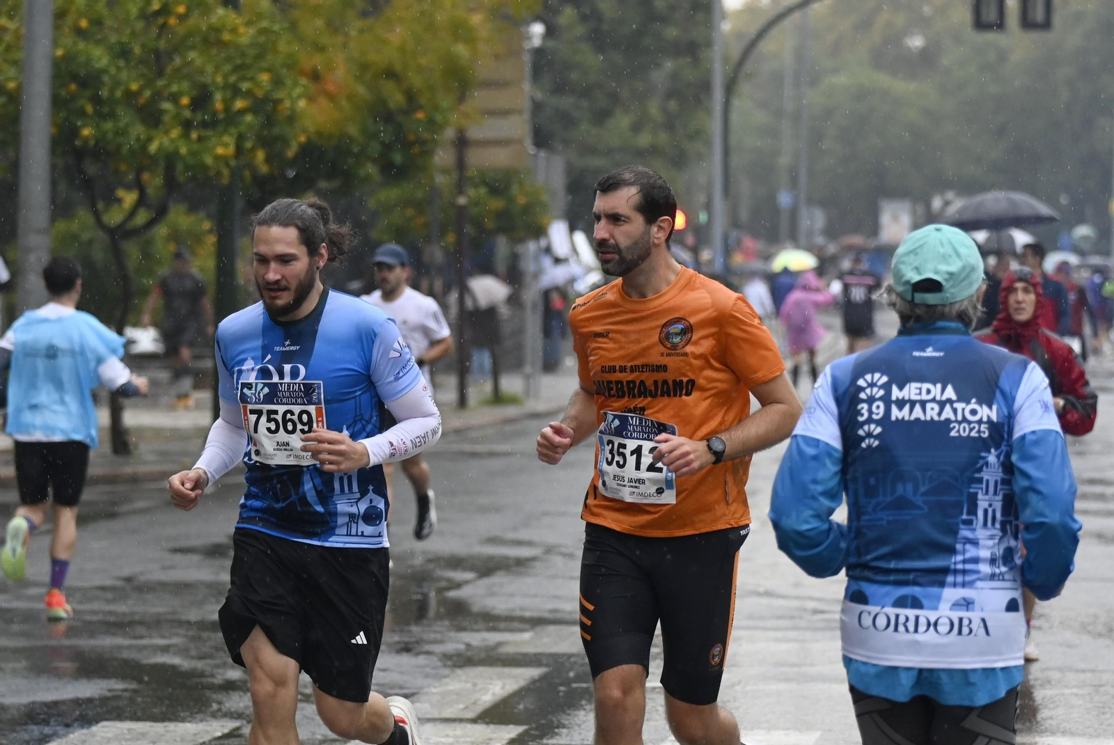 Las mejores fotos de la espectacular salida de la Media Maratón de Córdoba 2025