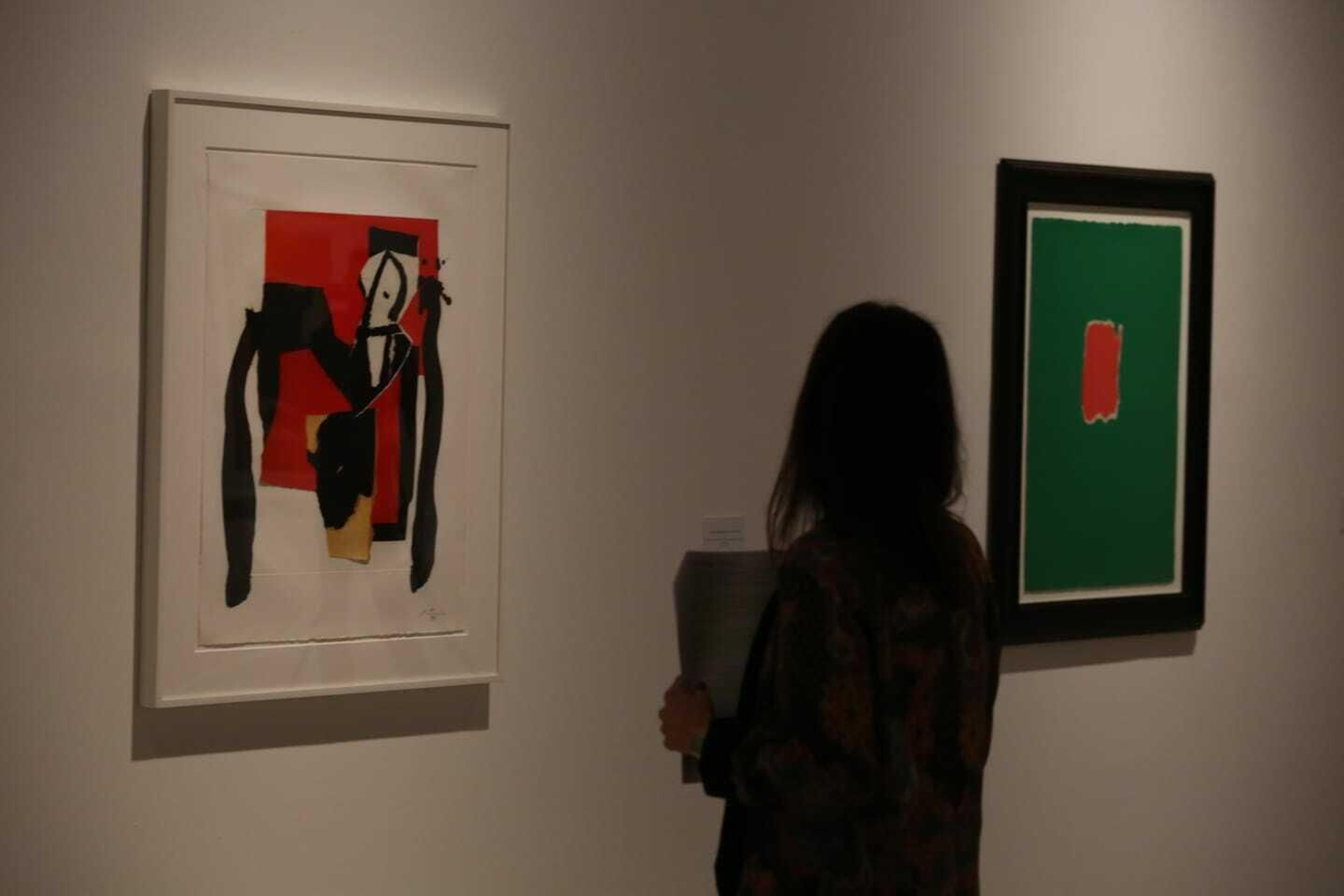 Una mujer visita la exposición de Robert Motherwell en el CAC