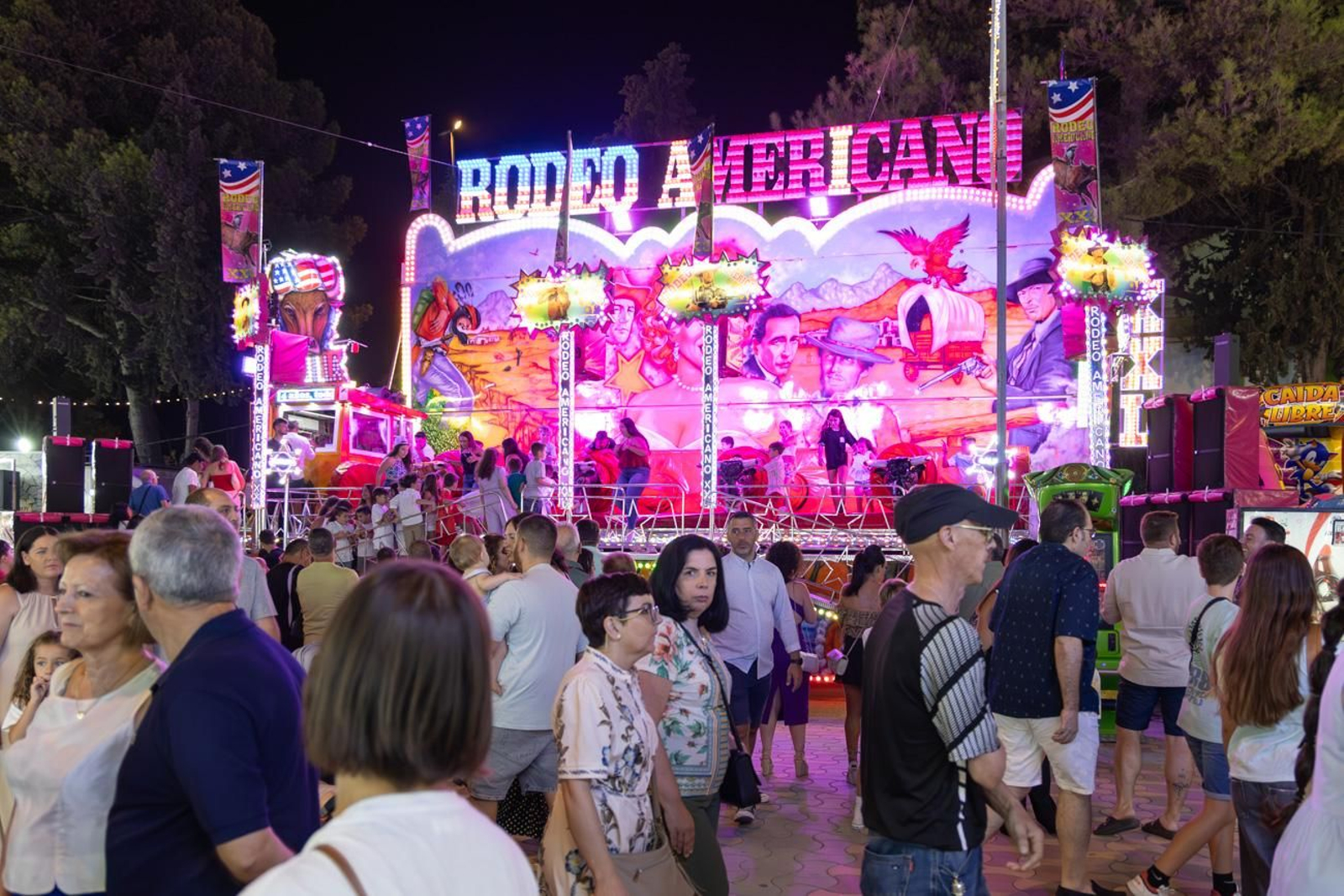 Pasacalles inaugural, fuegos artificiales e iluminación de la portada de feria y del recinto ferial de la Feria de San Bartolomé en Martos