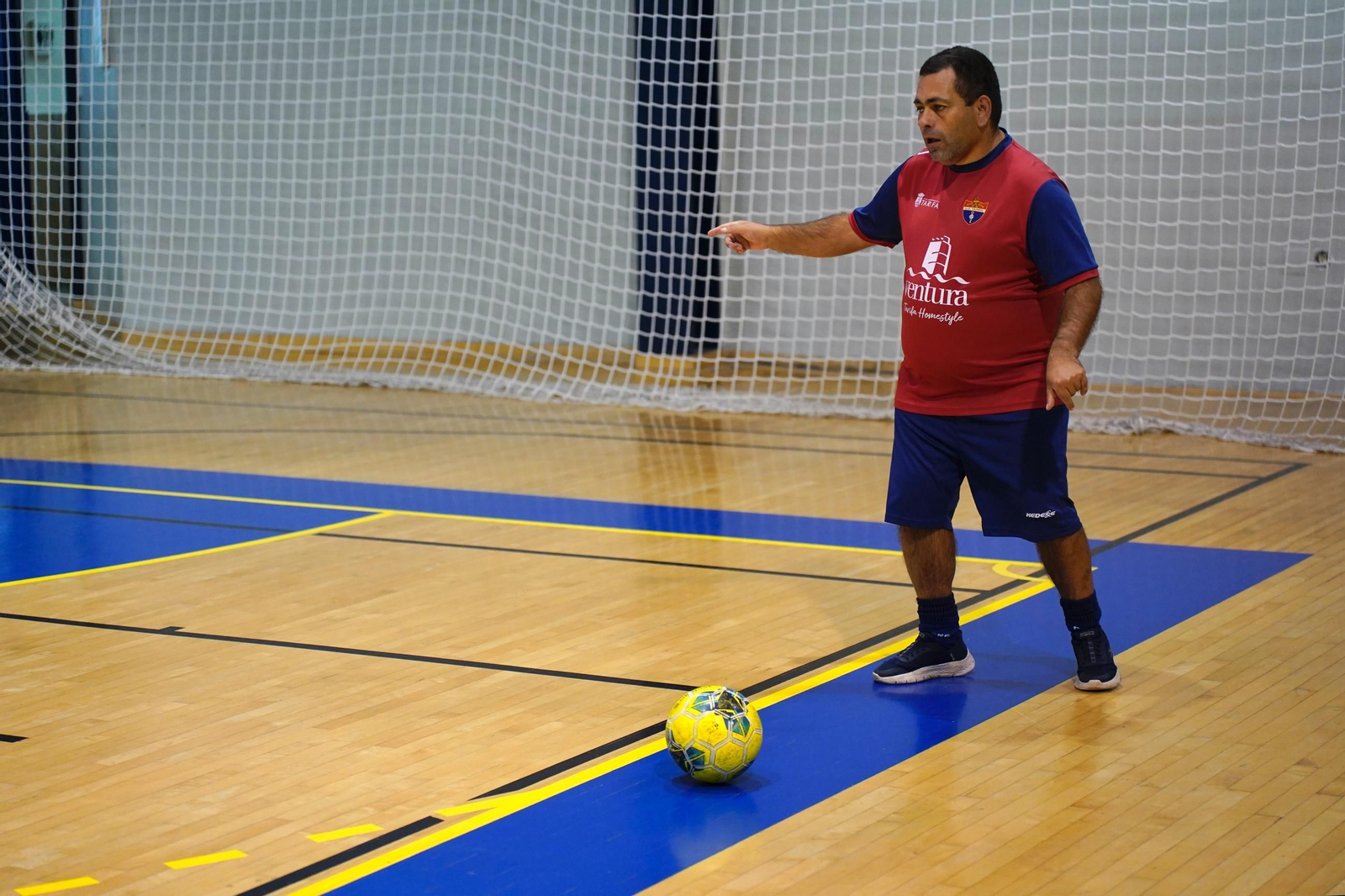Desde las 9:00 hasta las 12:30. XXIII Torneo de Navidad de Fútbol Sala Apadis-Loluba C.F. para personas con discapacidad intelectual, en el Polideportivo ¿Ciudad de Algeciras-Dr. Juan Carlos Mateo¿. Lo suyo son fotos de grupos, pero también de partidos. Una galería: "Las fotos del XXIII Torneo de Navidad de Fútbol Sala para personas con discapacidad intelectual, en Algeciras" . .