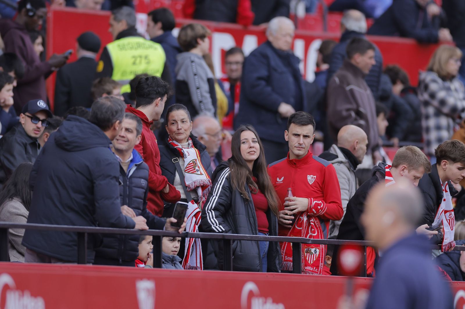 Búscate en las fotos del Sevilla - Girona