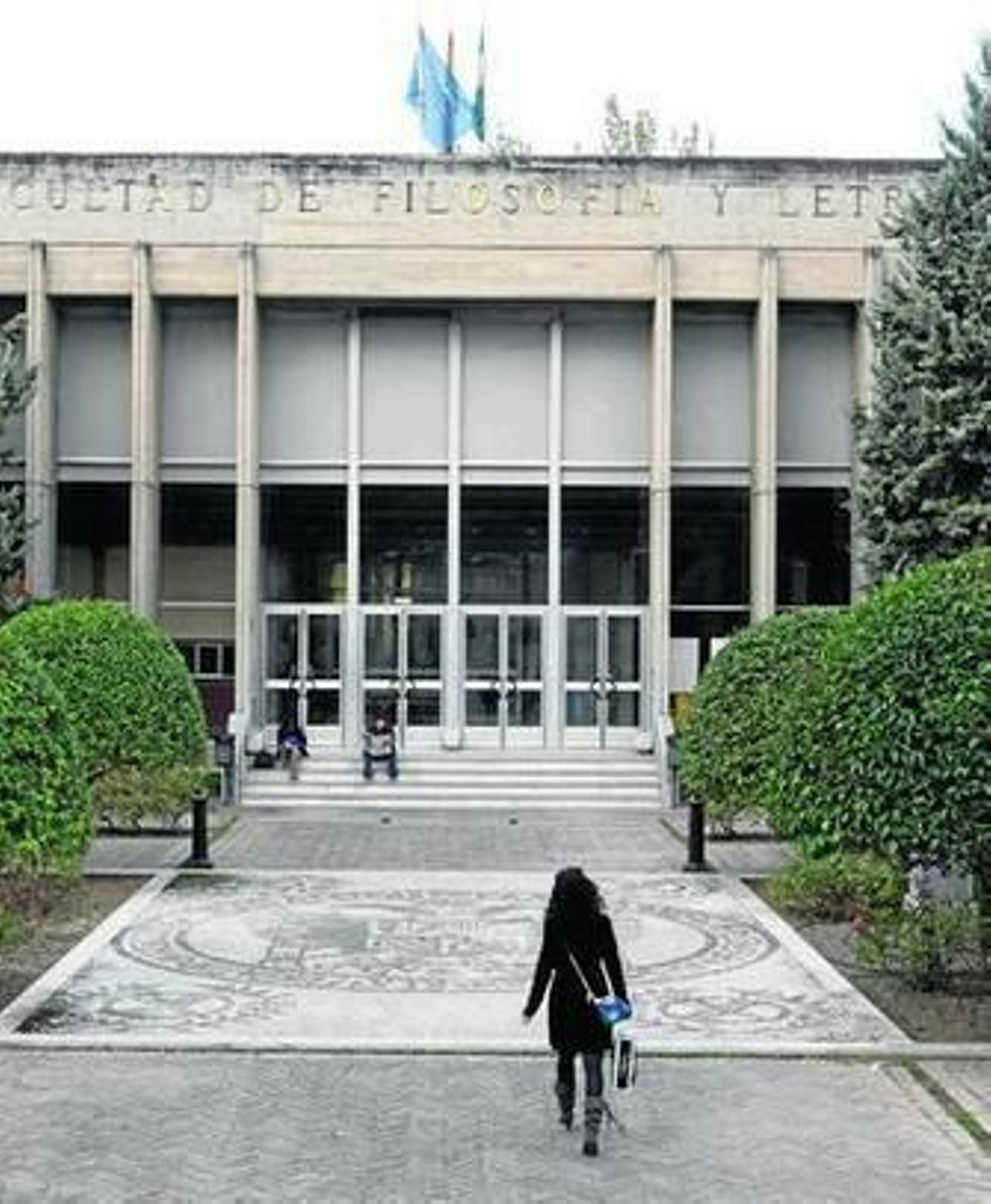 Fachada de la Facultad de Filosofía y Letras de la Universidad de Granada.