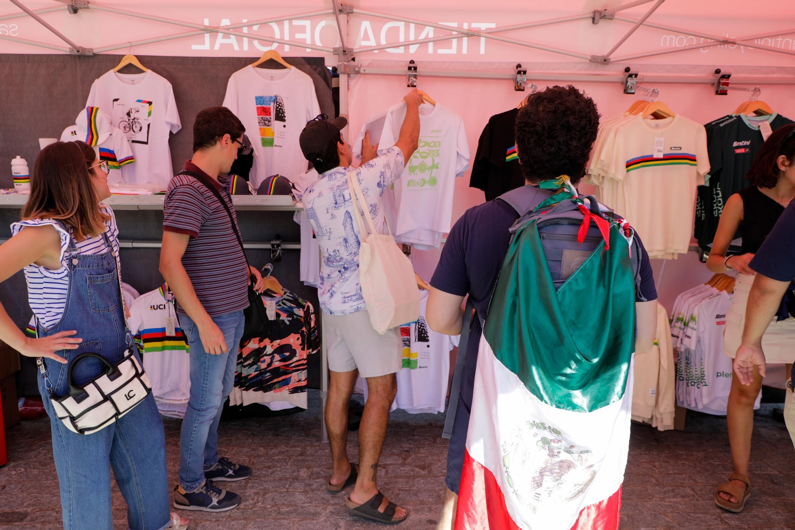Ambiente del final de la 5ª etapa de la Vuelta ciclista a España, a su llegada a Sevilla