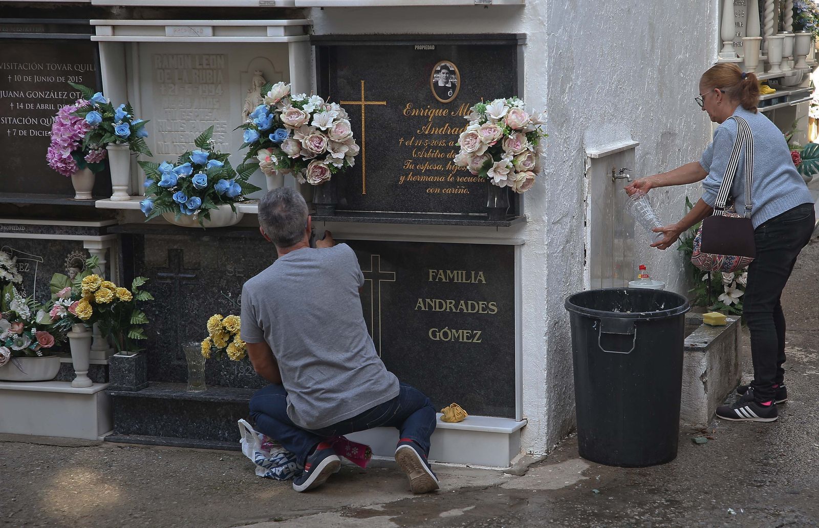 Fotos de los preparativos para los Tosantos en el cementerio de Algeciras