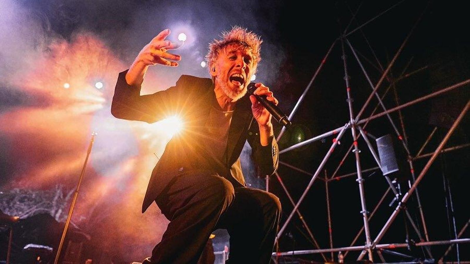 Shuarma, el cantante de Elefantes, lo dio todo sobre el escenario.