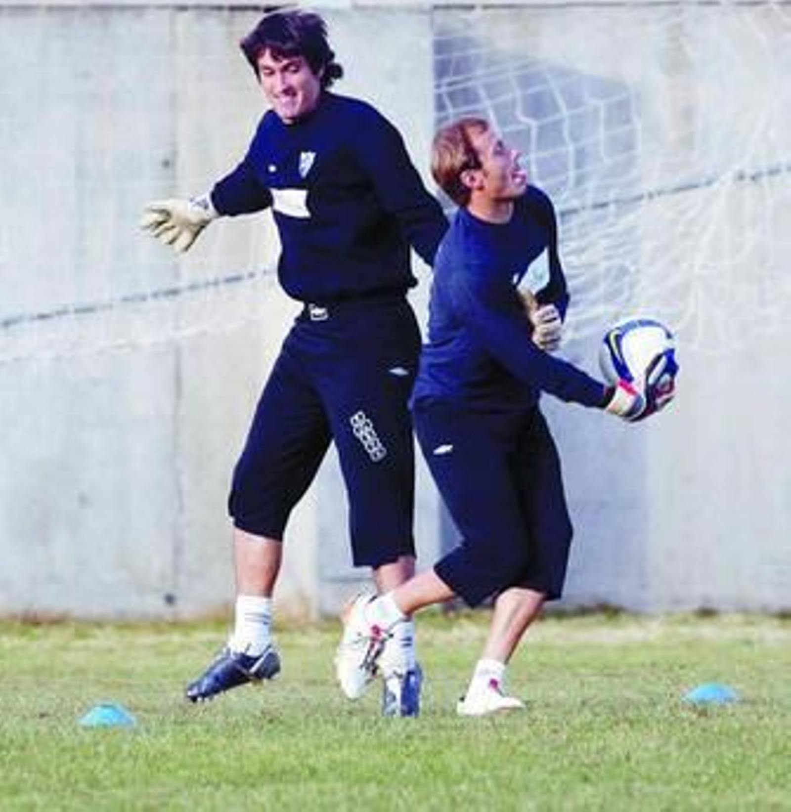 Goitia juega con Arnau en un entrenamiento en el anexo. Goitia juega con Arnau en un entrenamiento en el anexo.