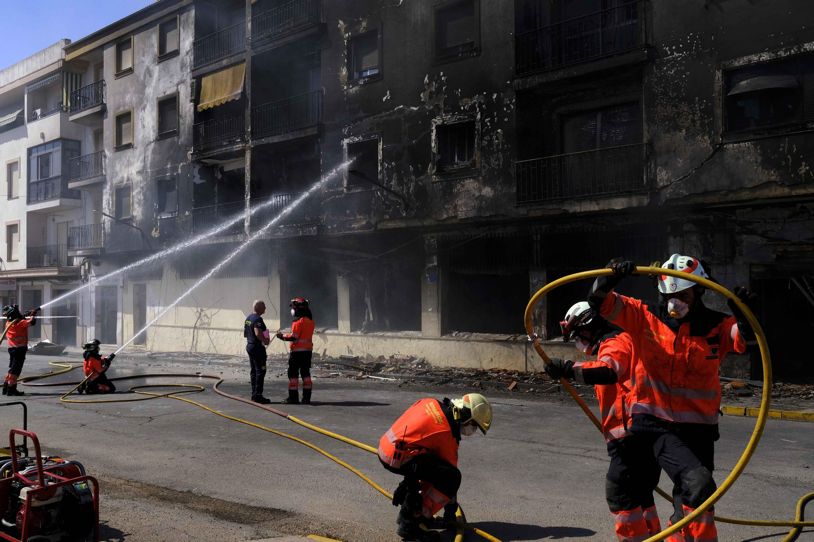 Incendio de un edificio de 18 viviendas en Ronda, en fotos