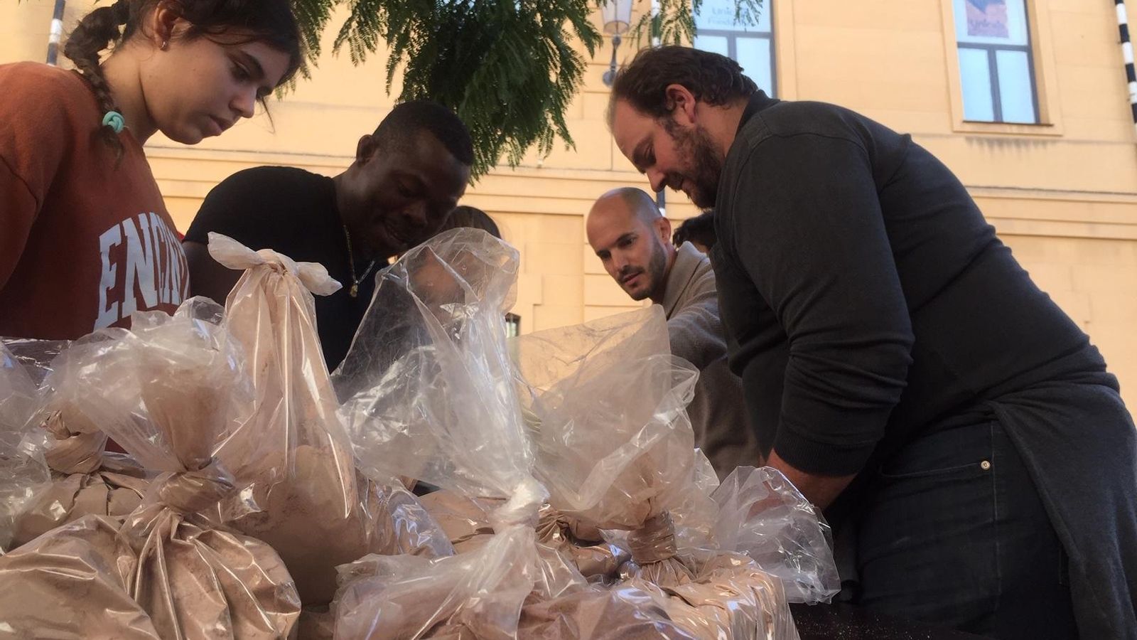 Sesé y otros colaboradores colocan productos.