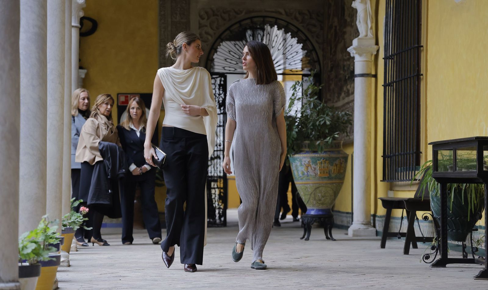 Felipe VI visita la exposición en homenaje a la duquesa de Alba