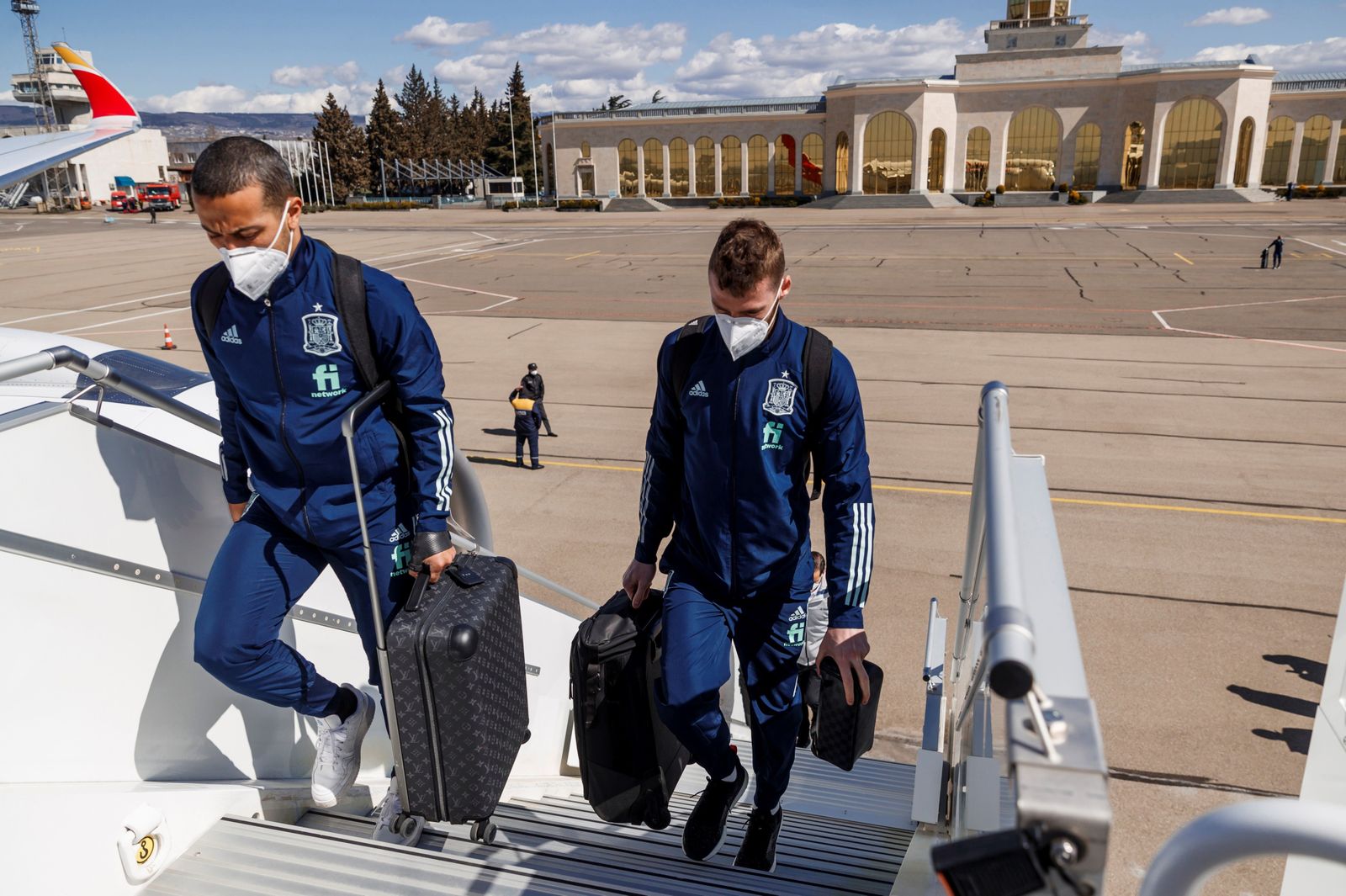 Thiago y De Gea se suben al avión que hizo el trayecto entre Tiflis y Sevilla.