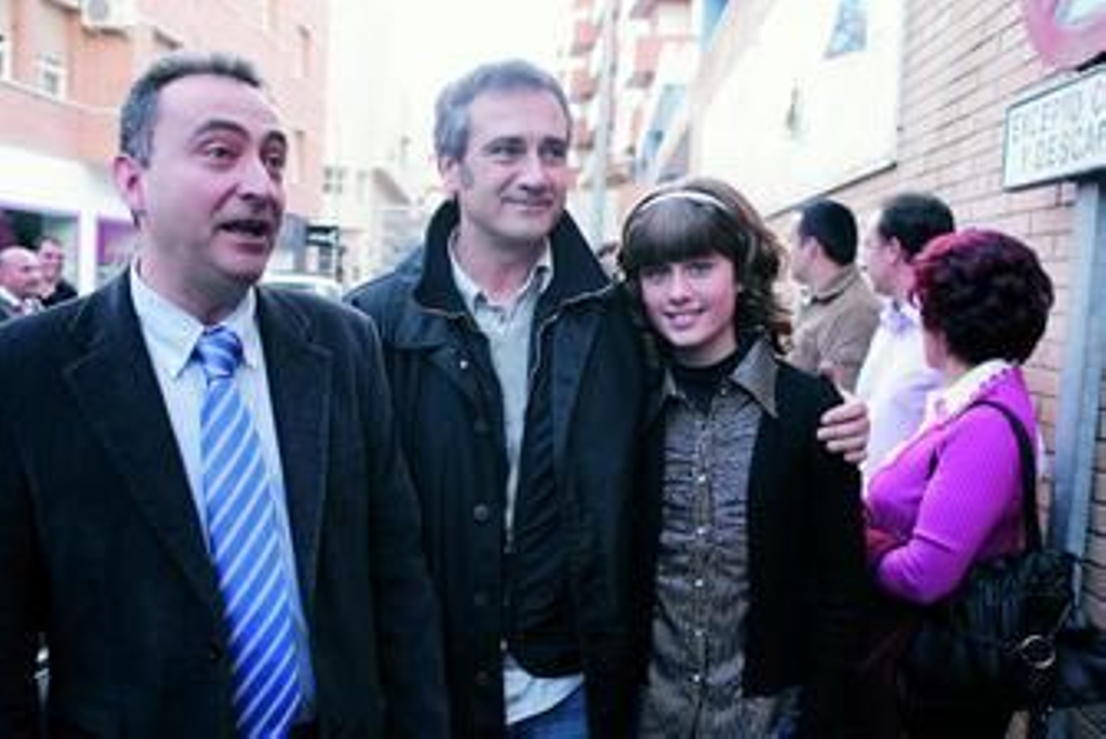 El concejal de Cultura, Gerardo Palmero junto al director de cine, Javier Fesser y Nerea Camacho.