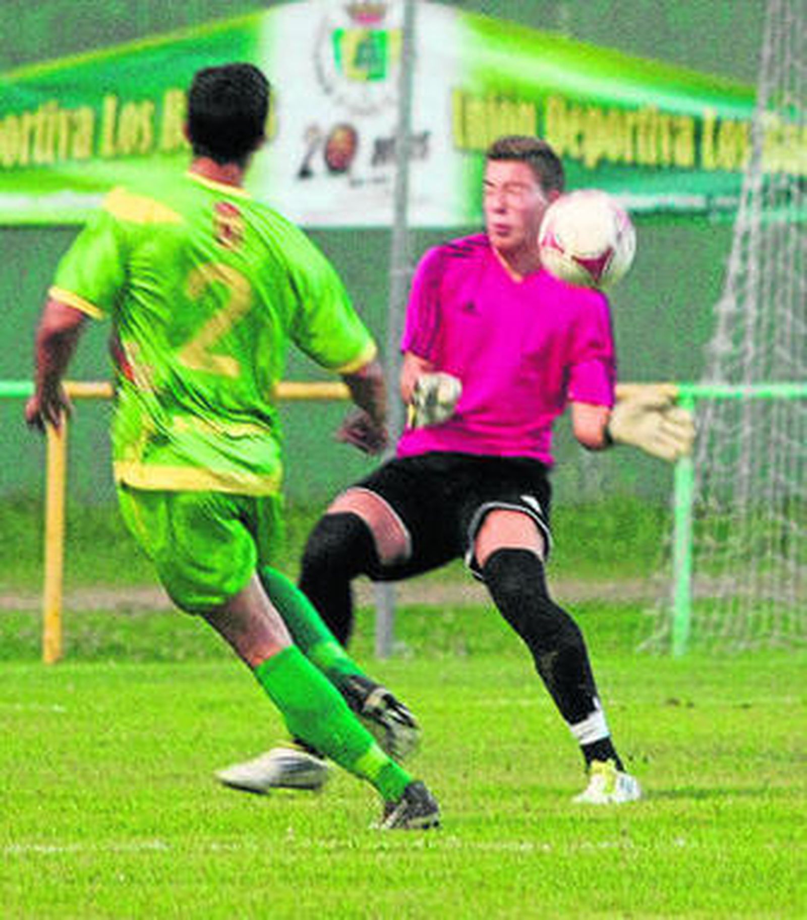 El barreño Pinchi chuta ante el meta taraguillero.
