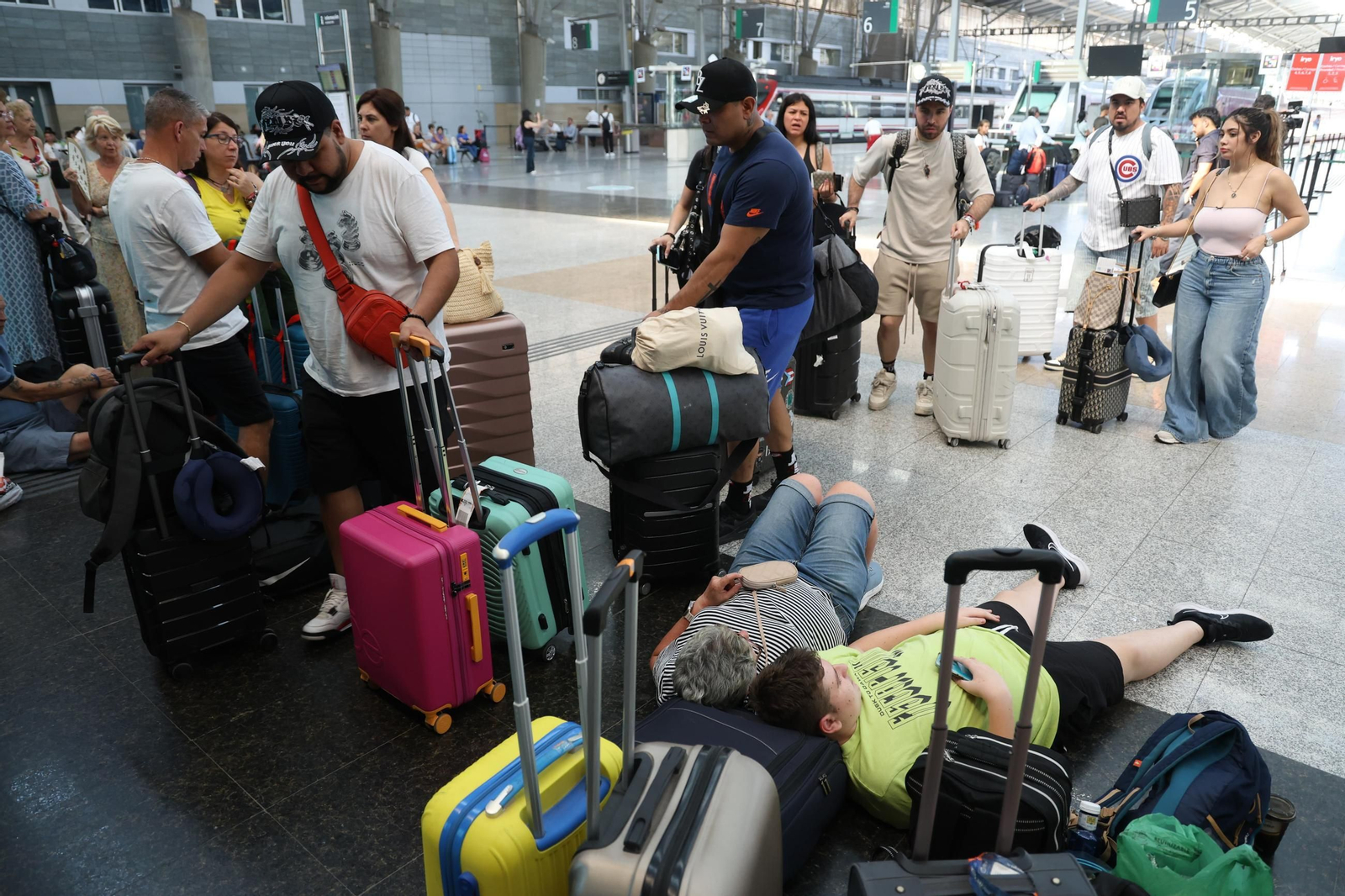 Así se ha vivido en María Zambrano los retrasos en los tren entre Málaga y Madrid, en imágenes