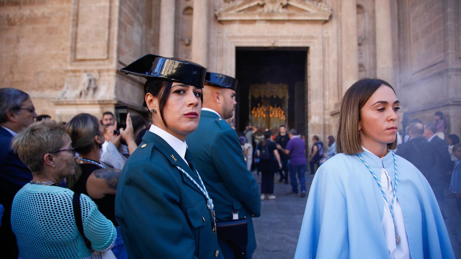 Vea la salida de la Hermandad de Los Ángeles de la Catedral de Almería