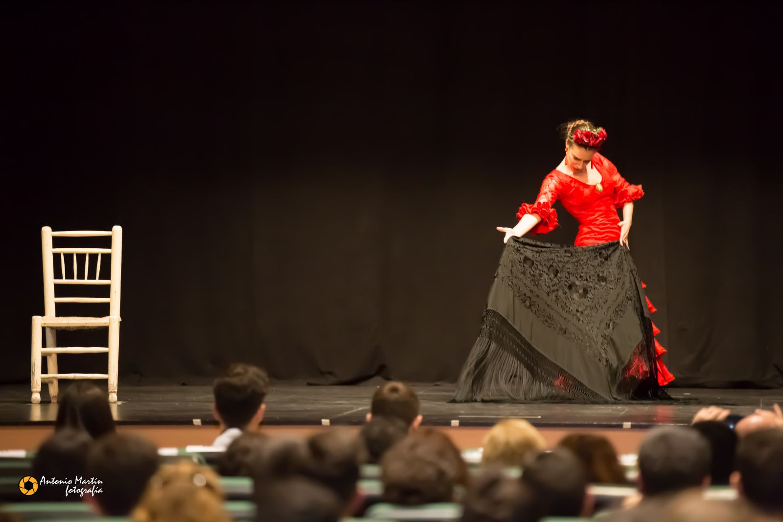 La bailaora Olga Castro deleitó a los presentes con una soleá.