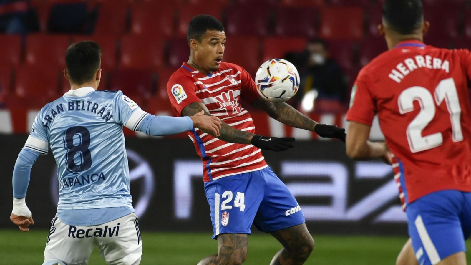 Kenedy controla el balón con el pecho.