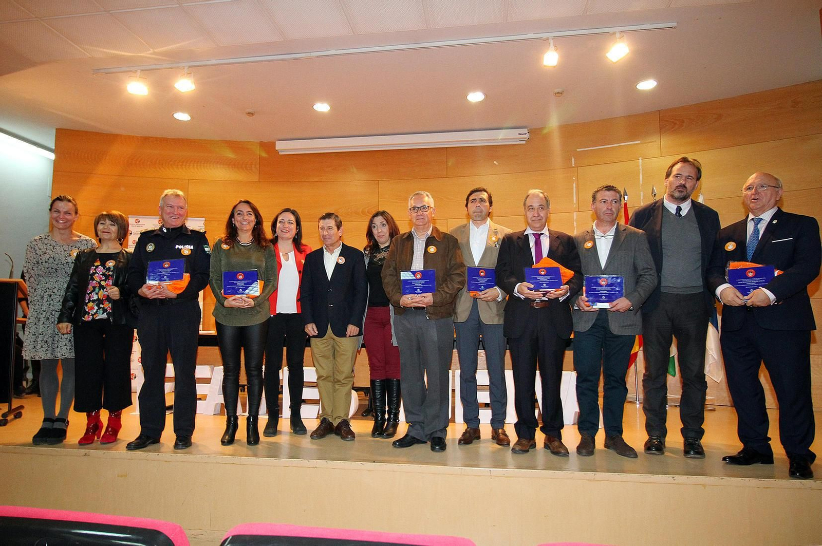 Foto de los galardonados junto a representantes de Feafes y de distintas instituciones.