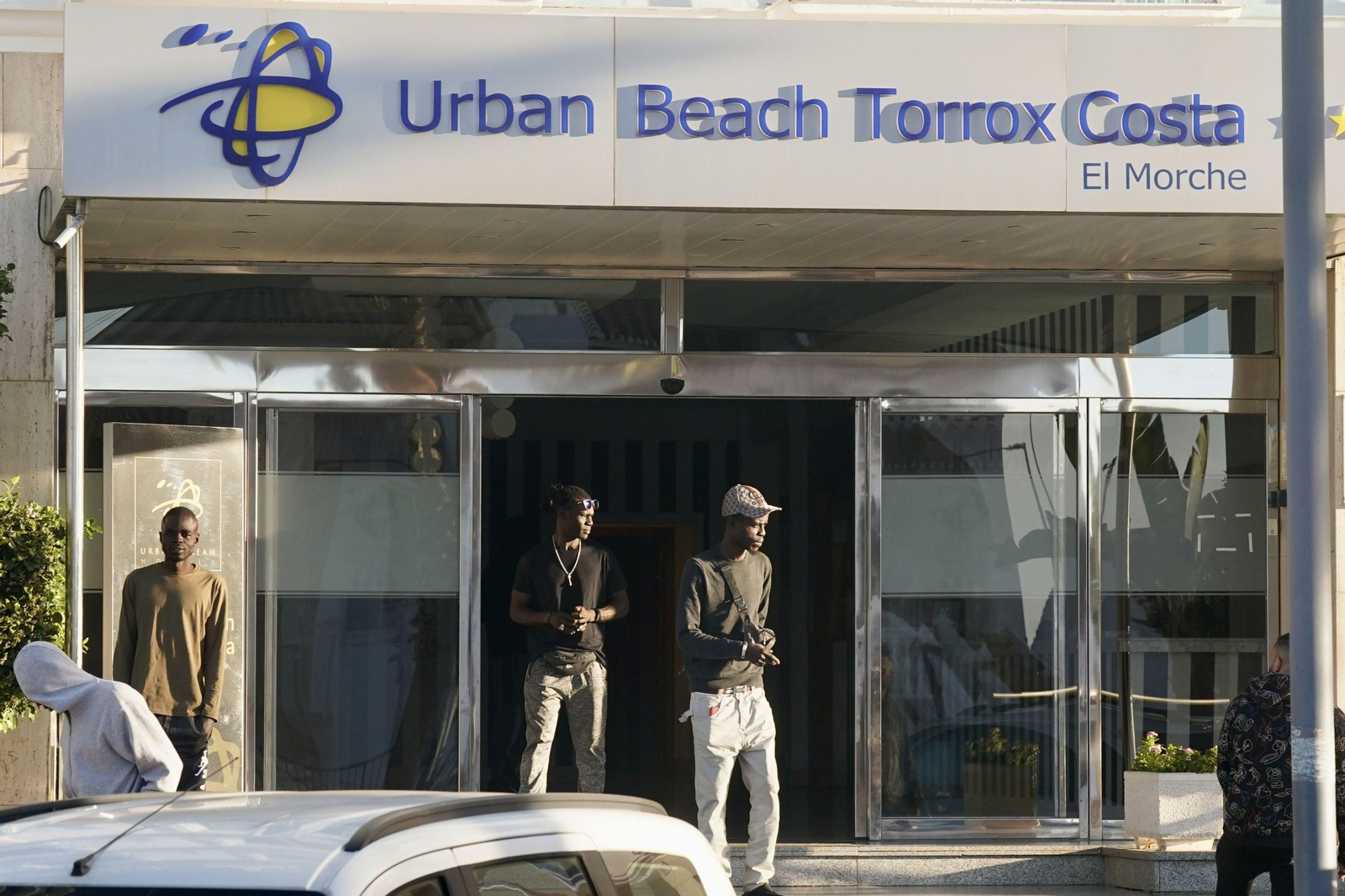 Varios inmigrantes en el hotel de Torrox en el que han sido instalados.