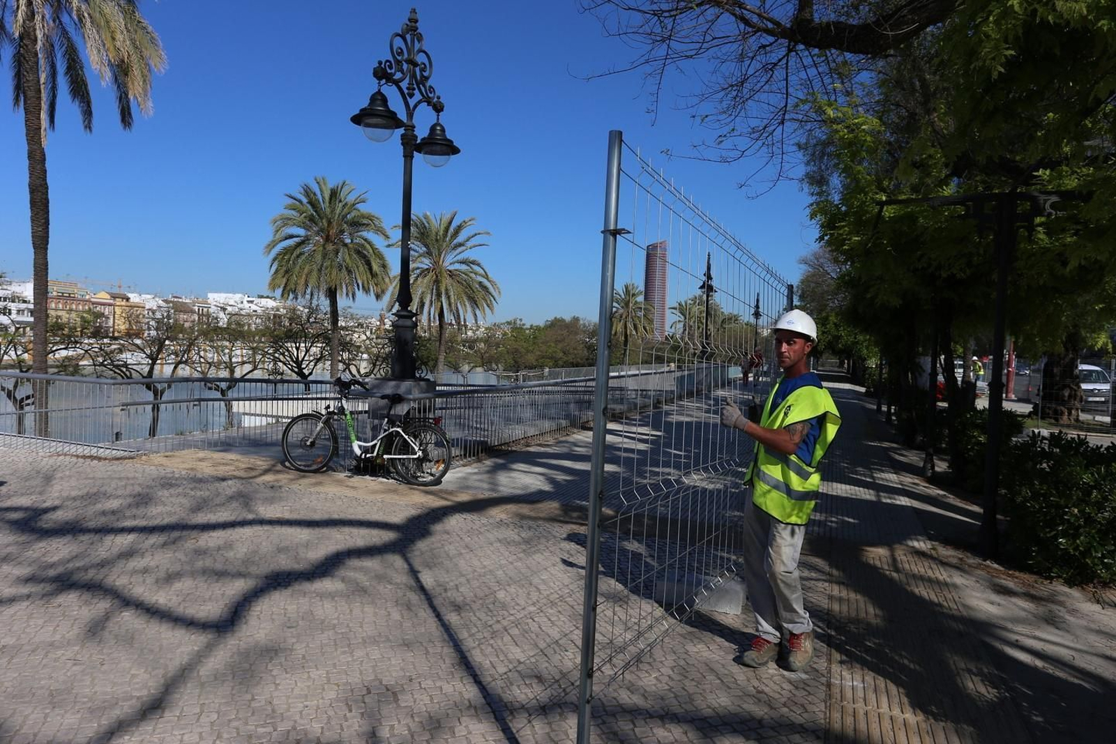 Un obrero trabaja en el proyecto de reurbanización del Paseo de Colón.