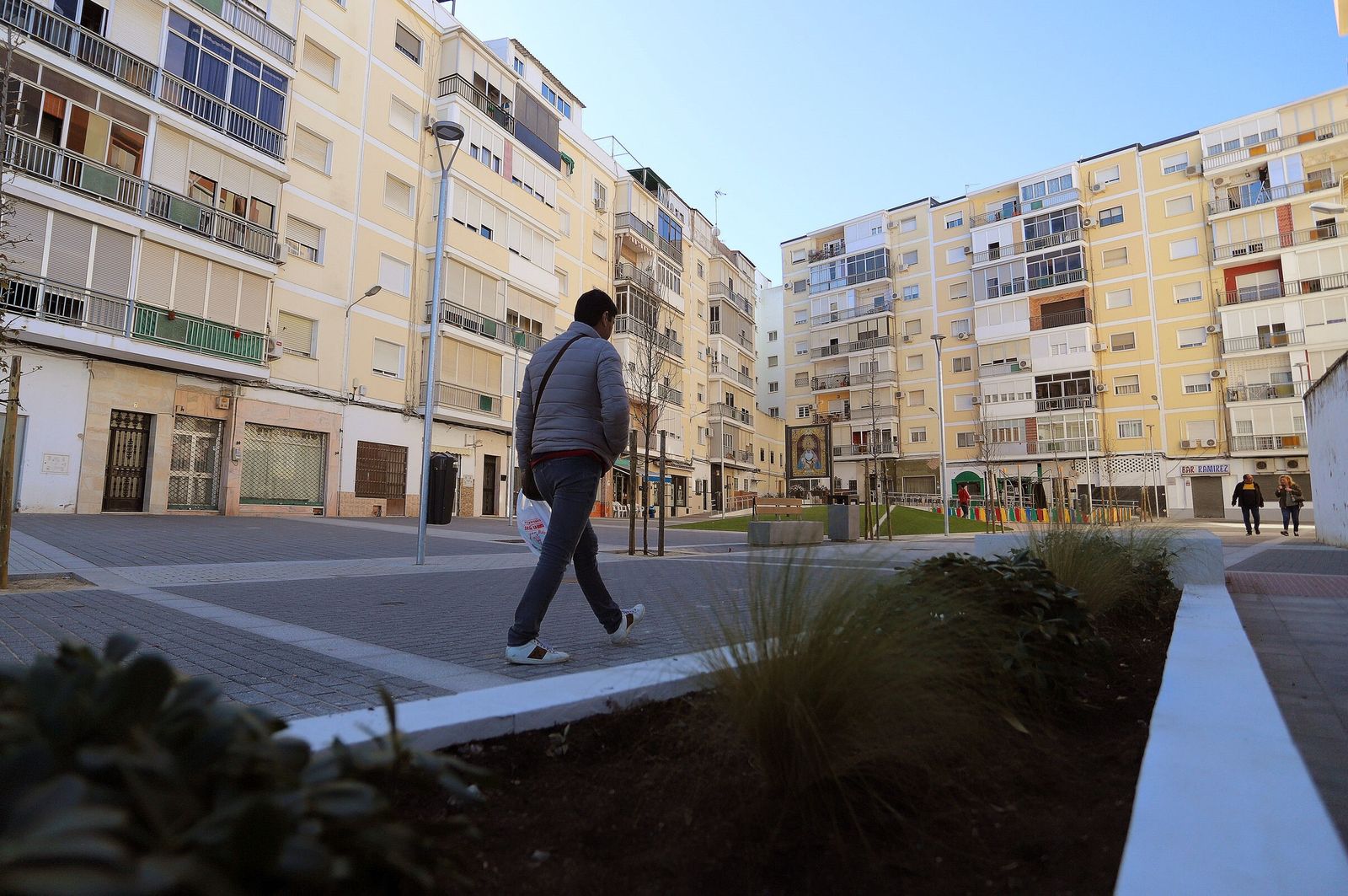 Un joven camina por la Plaza de los Dolores.