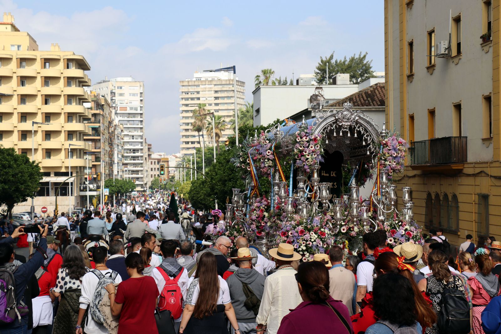 El Rocío 2023: Imágenes de la Hermandad de Emigrantes en su salida de Huelva