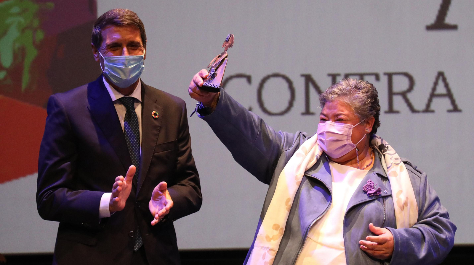 Momento en el que desde la asociación AMEFA de Albolote recogieron el Premio Menina 2021.