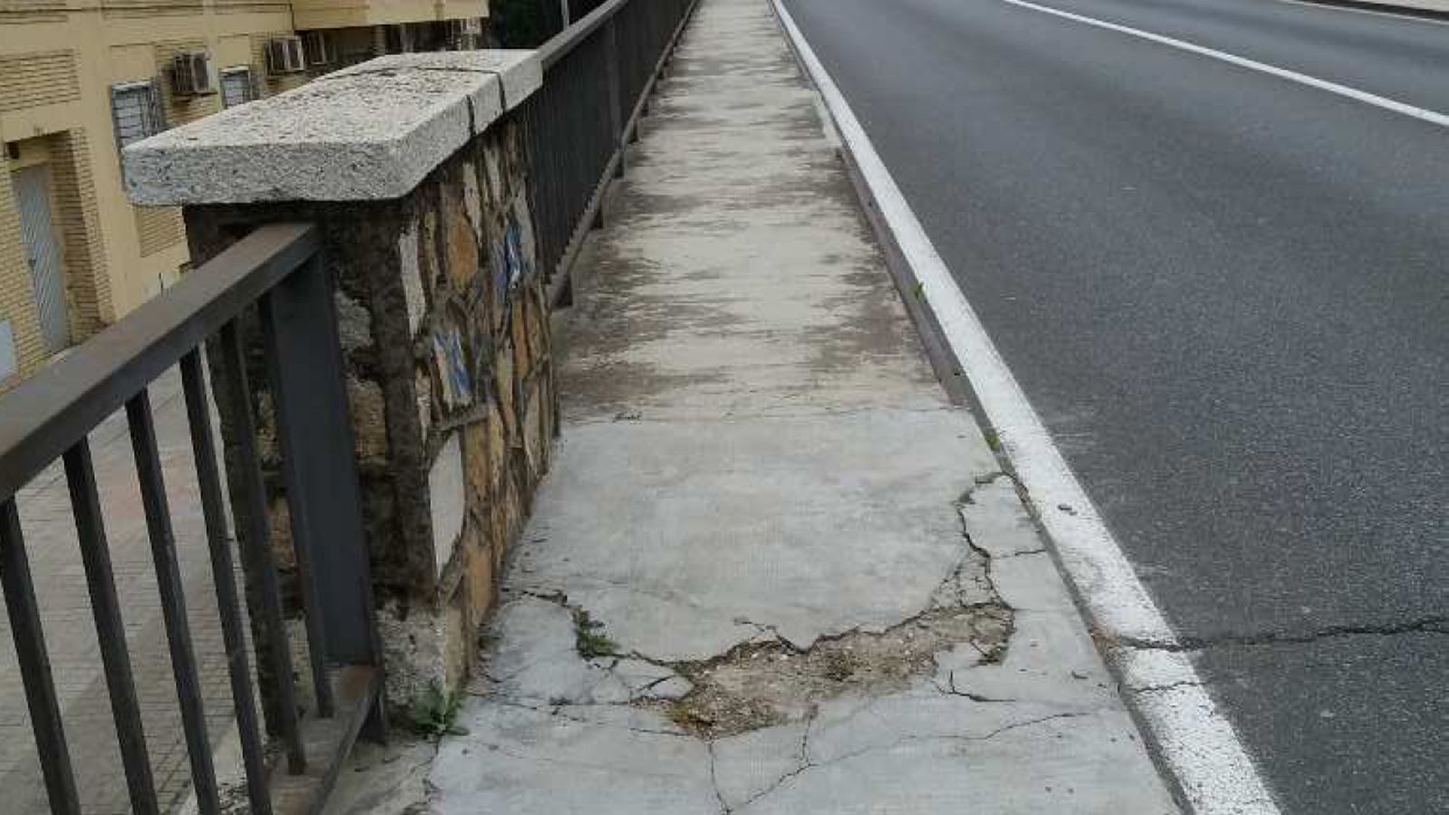 A los acerados de hormigón del puente se les aplicará un tratamiento después de realizar las reparaciones con mortero.