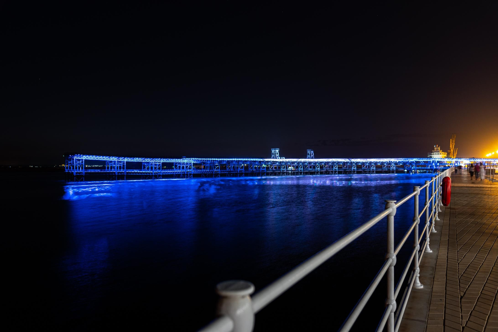 Vista del Muelle iluminado desde el Paseo de la Ría.