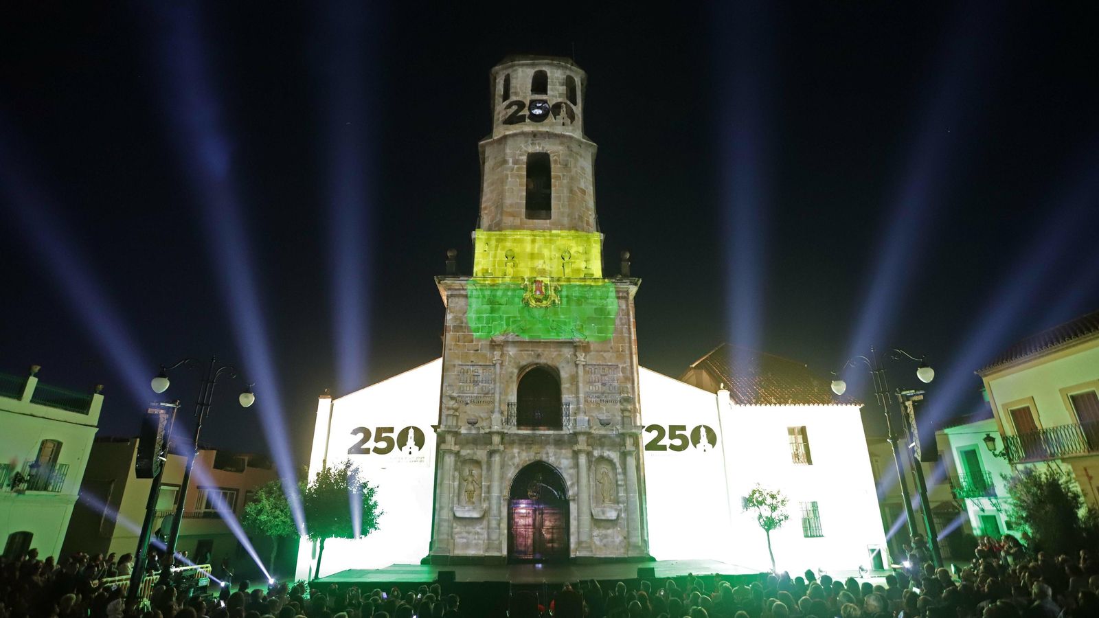 La bandera de Los Barrios, proyectada durante el vídeo 'mapping' en la torre de la iglesia.