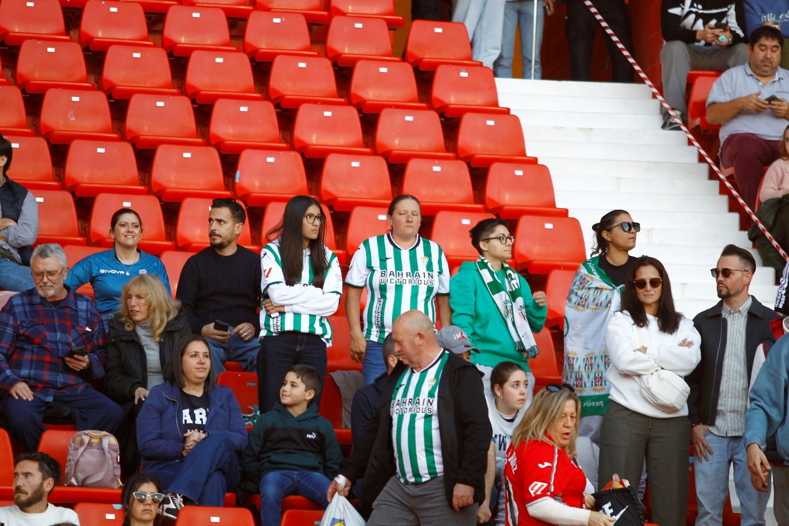 El Córdoba CF nunca camina solo: las fotos de la afición blanquiverde en Almería
