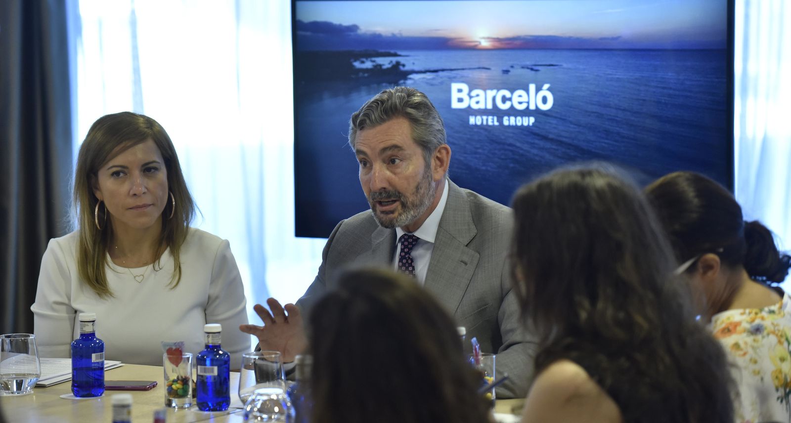 Sara Ramis y Gaspar Sáez, ayer en rueda de prensa en el Barceló Sevilla Renacimiento.