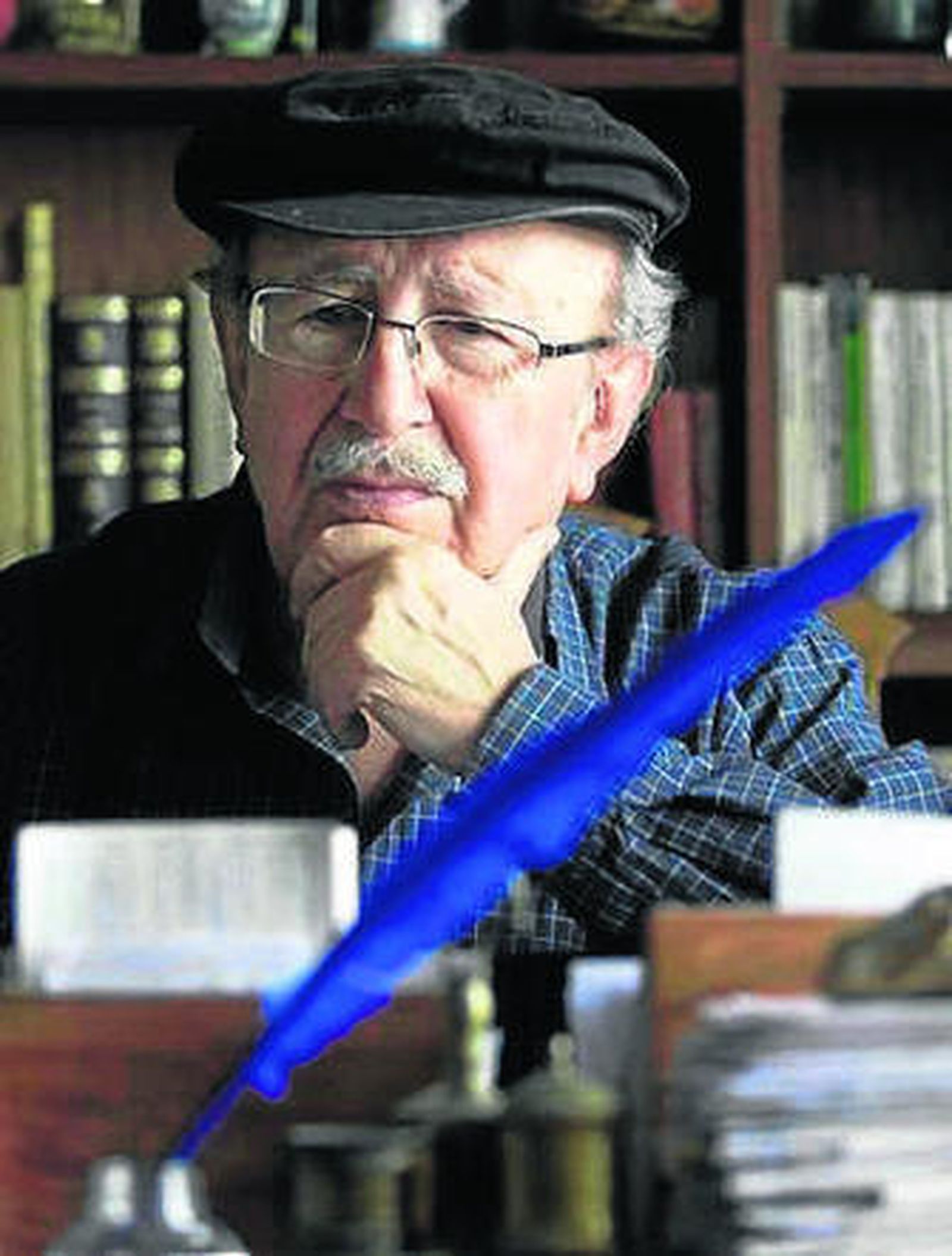 Rafael Guillén revisa su obra en la antología 'Versos para los momentos perdidos'