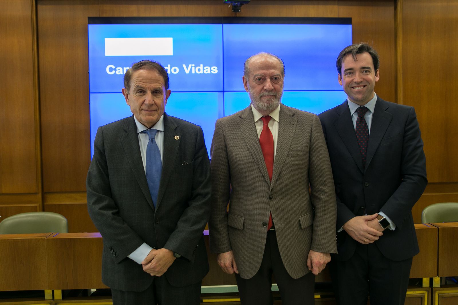 Villalobos, con Antonio Pascual y Carlos Gómez-Múgica, de Endesa.