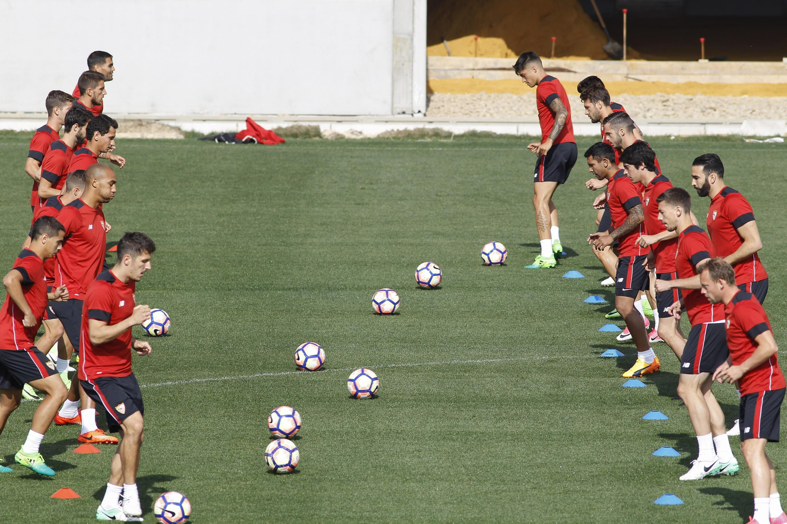 Imagen del calentamiento previo al entrenamiento de ayer, con los 16 jugadores profesionales disponibles más Carlos Ferández y Pozo.