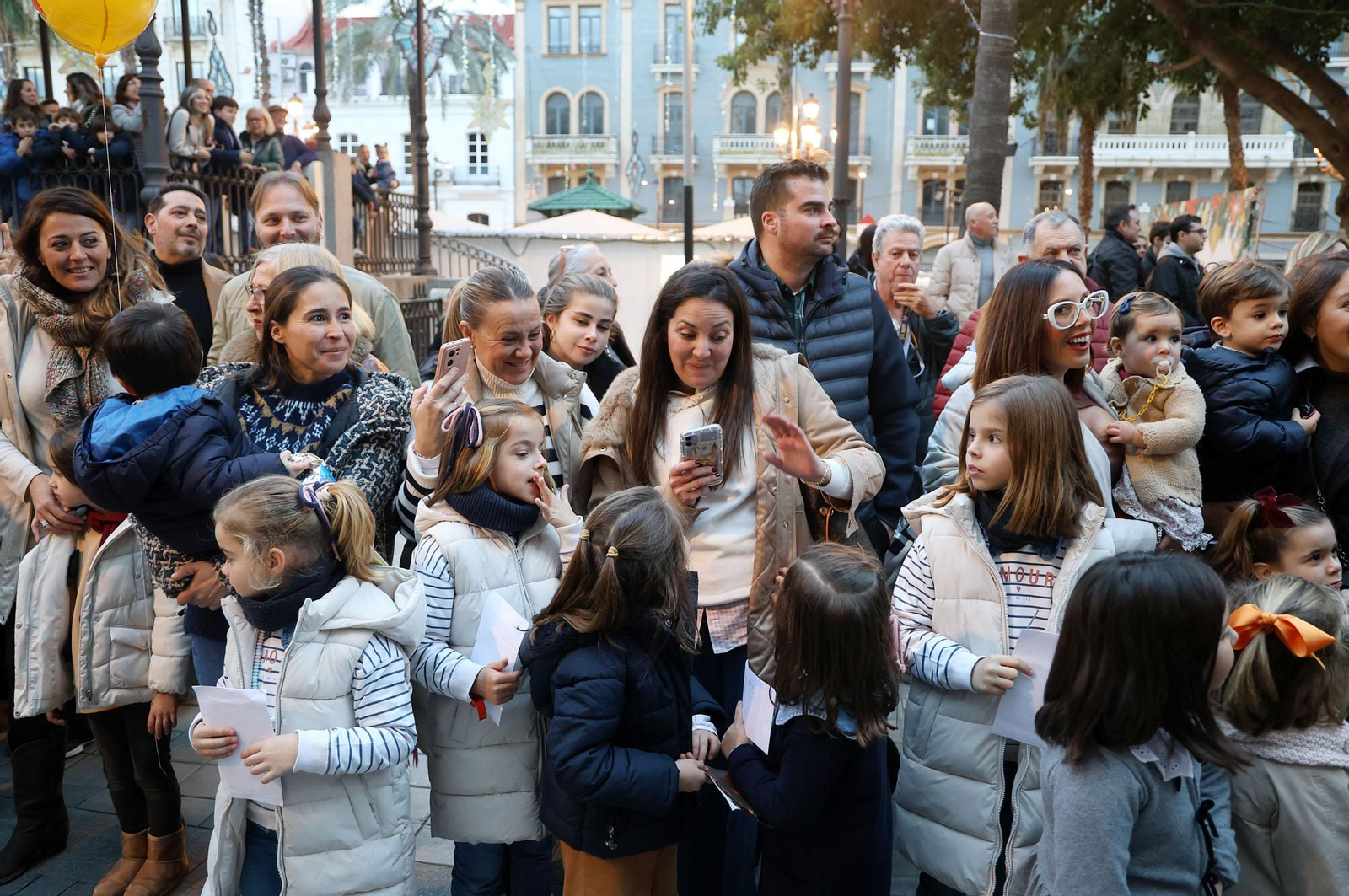 Imágenes del Heraldo Real anunciando la llegada de los Reyes Magos a Huelva