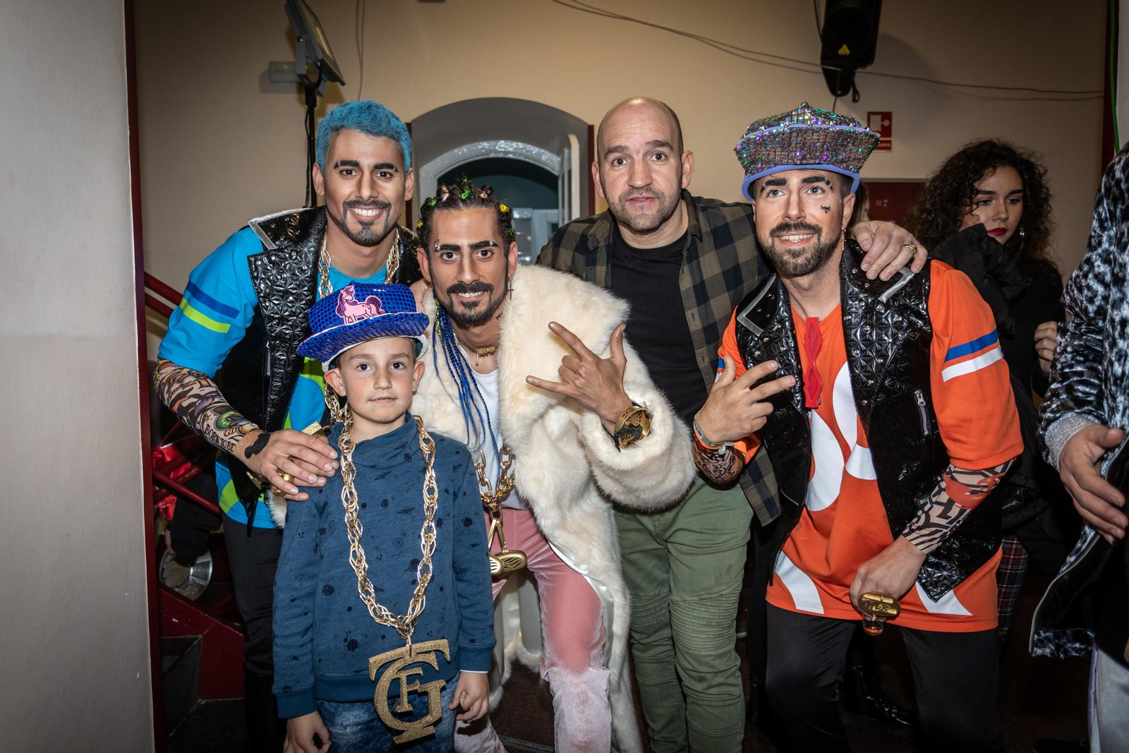 Jose María Barranco con su hijo Leandro y tres componentes de 'Daddy Cadi'.