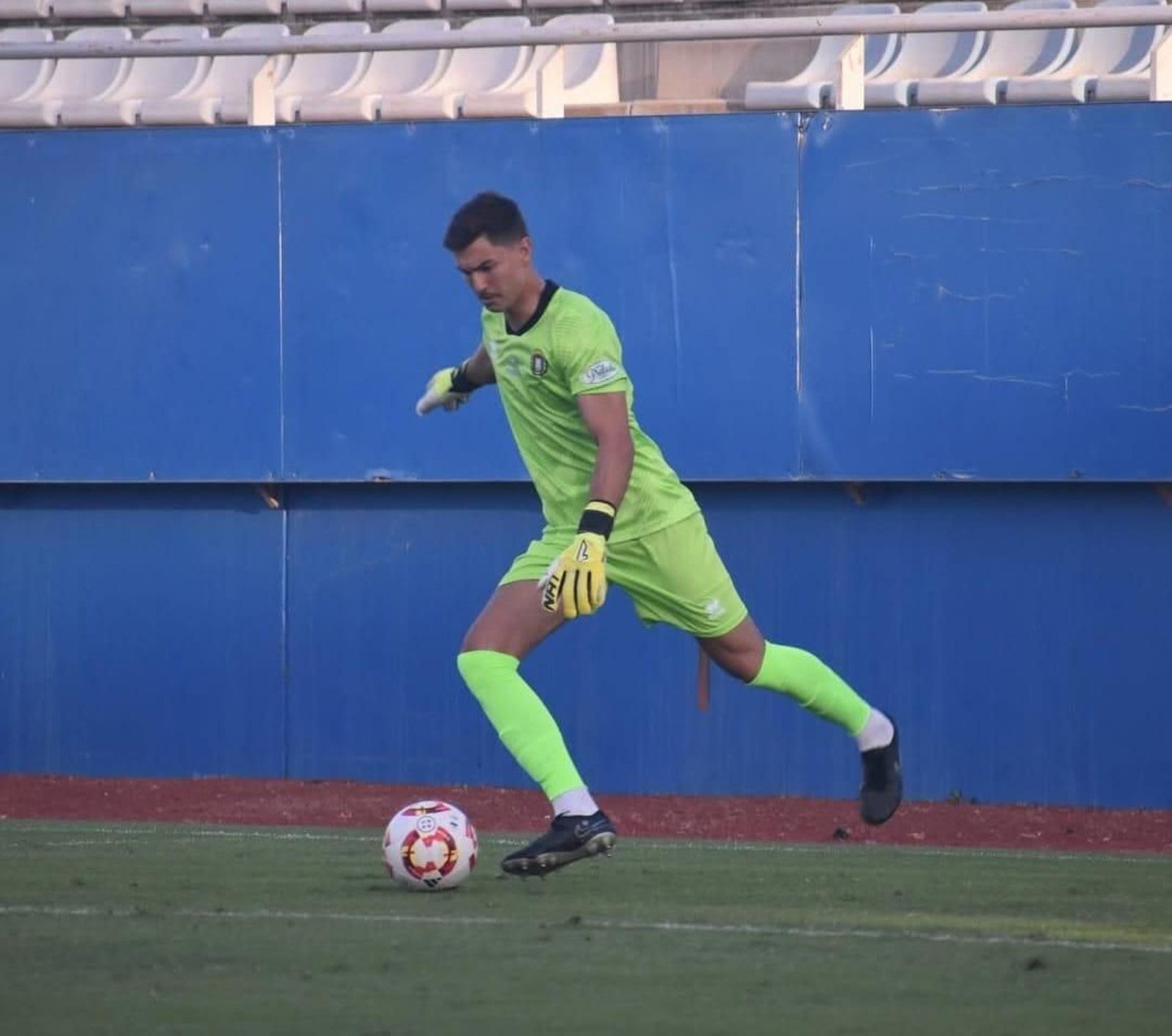 El guardameta se dispone a sacar de puerta durante un encuentro de la pasada temporada con el Lorca Deportiva.
