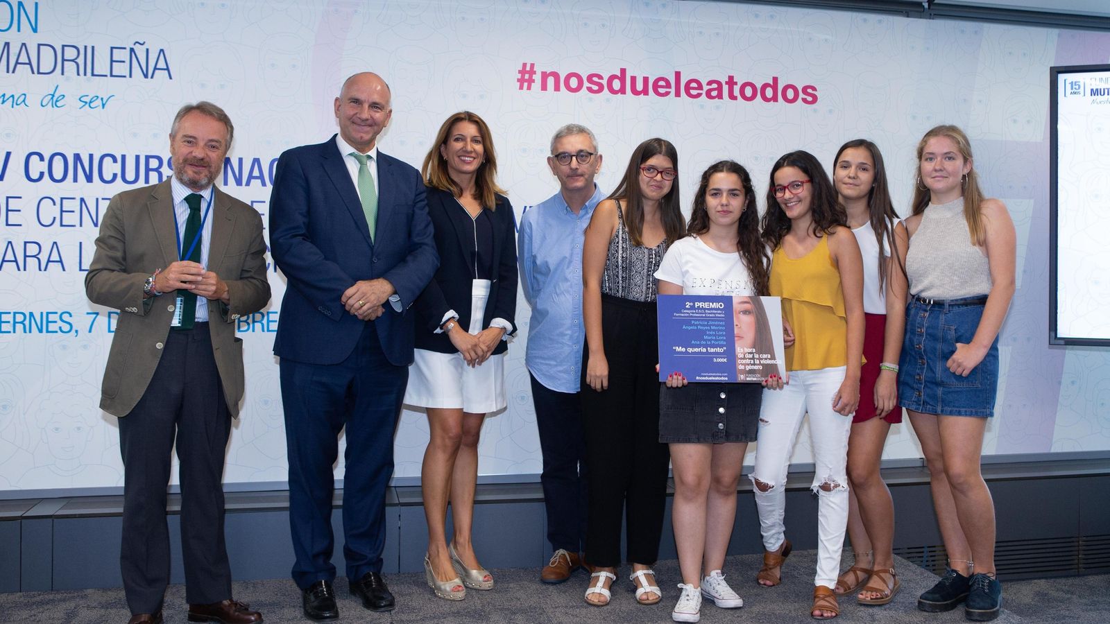 Las ganadoras del concurso junto a autoridades y representantes de la Fundación Mutua.