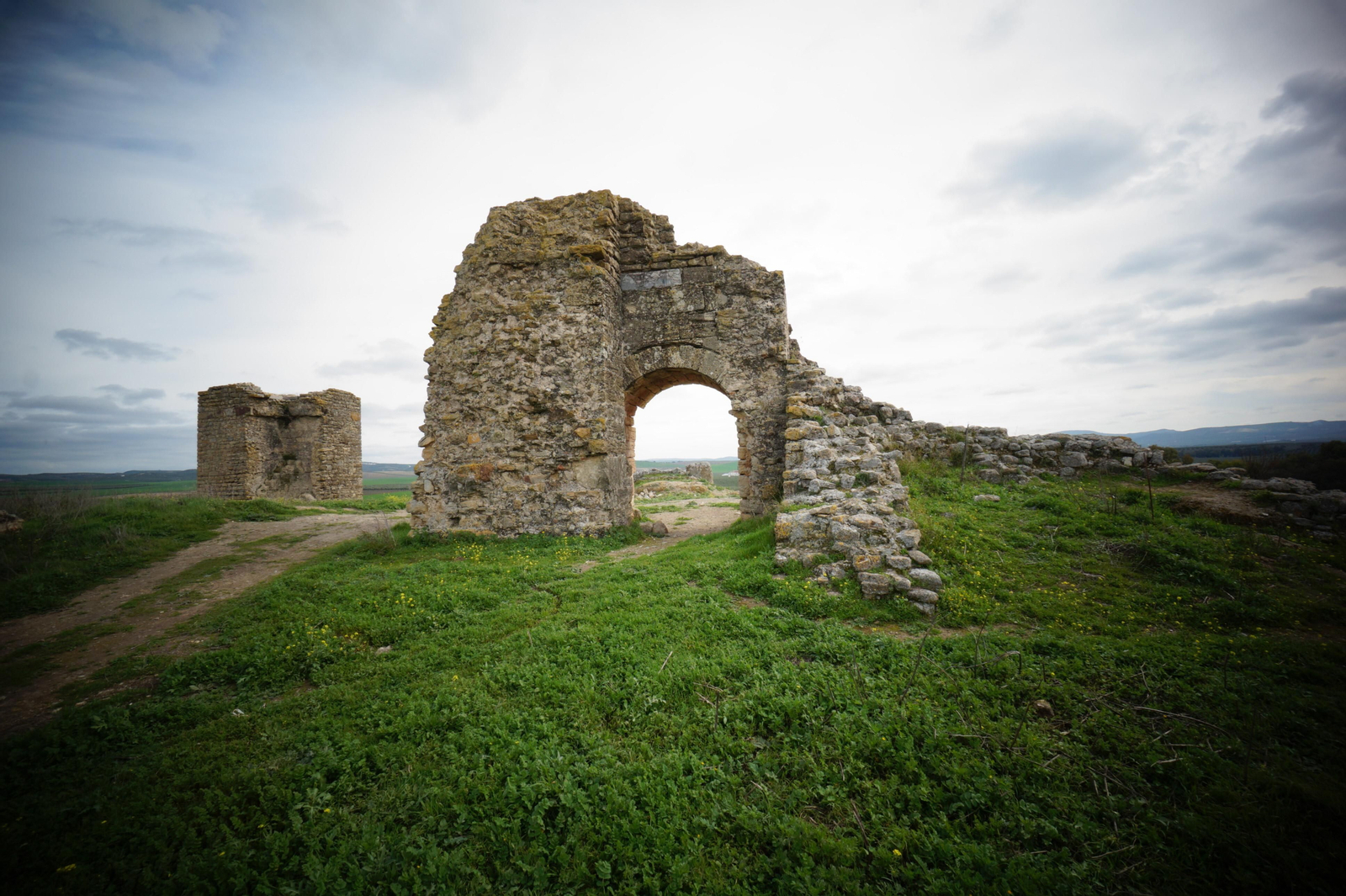 El castillo de Dos Hermanas de Montemayor, en fotografías