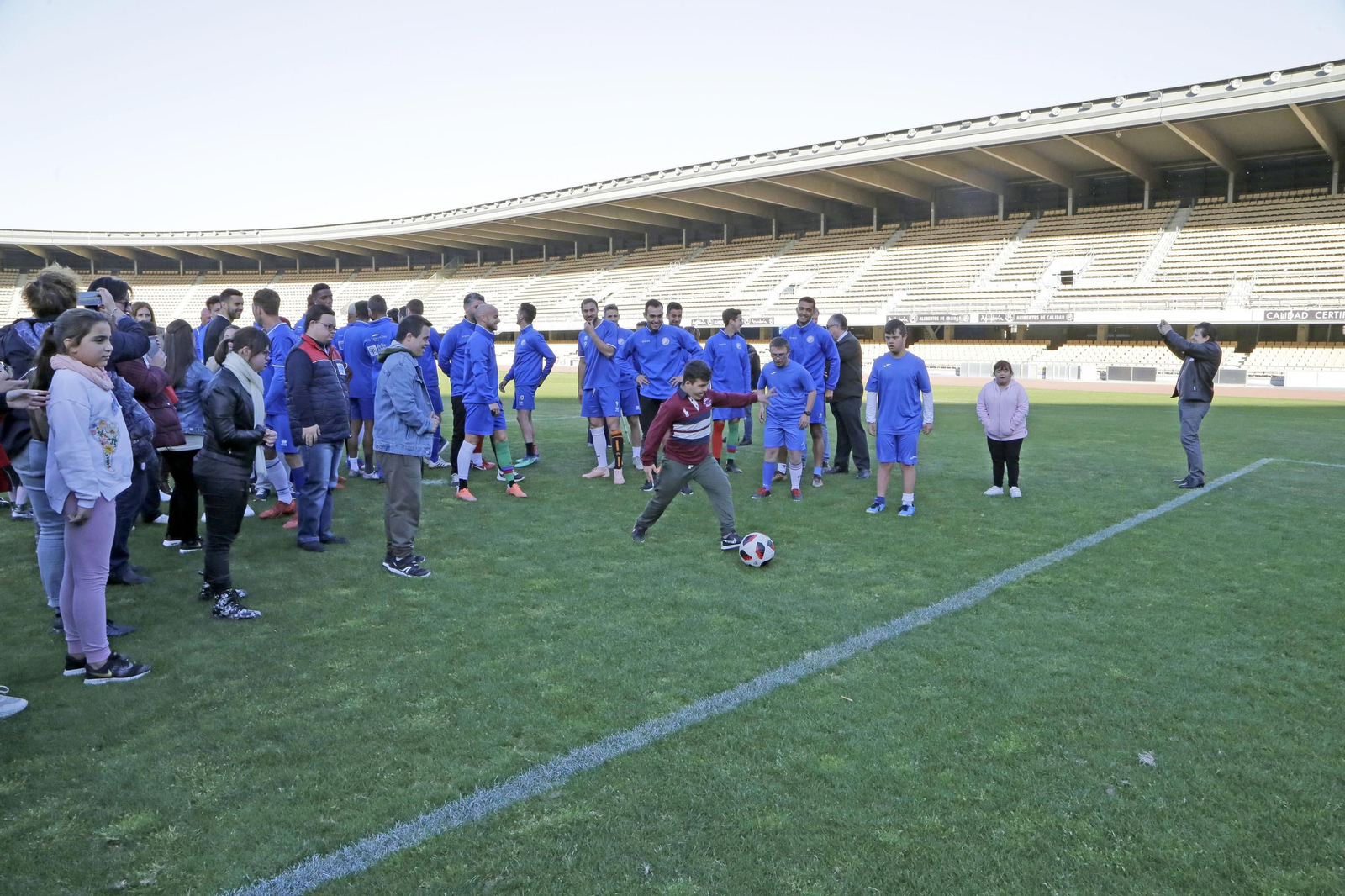 Cedown celebrando junto a los jugadores del Xerez DFC en dia del Sindrome de Down
