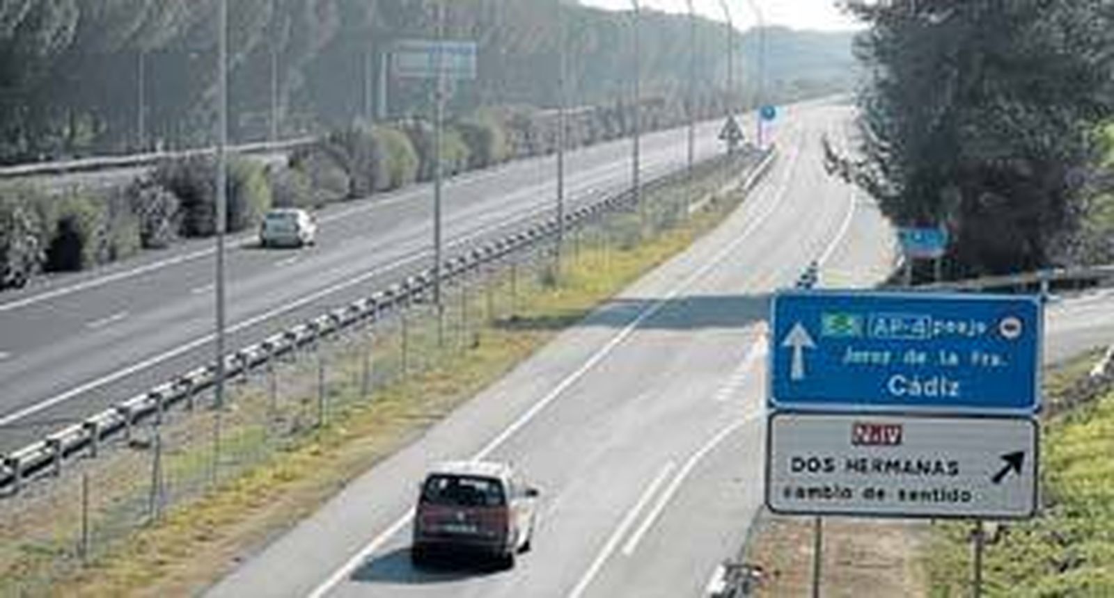 Inicio de la autovía de peaje Sevilla-Cádiz (AP-4), en el término municipal de Dos Hermanas. / Juan Carlos Muñoz
